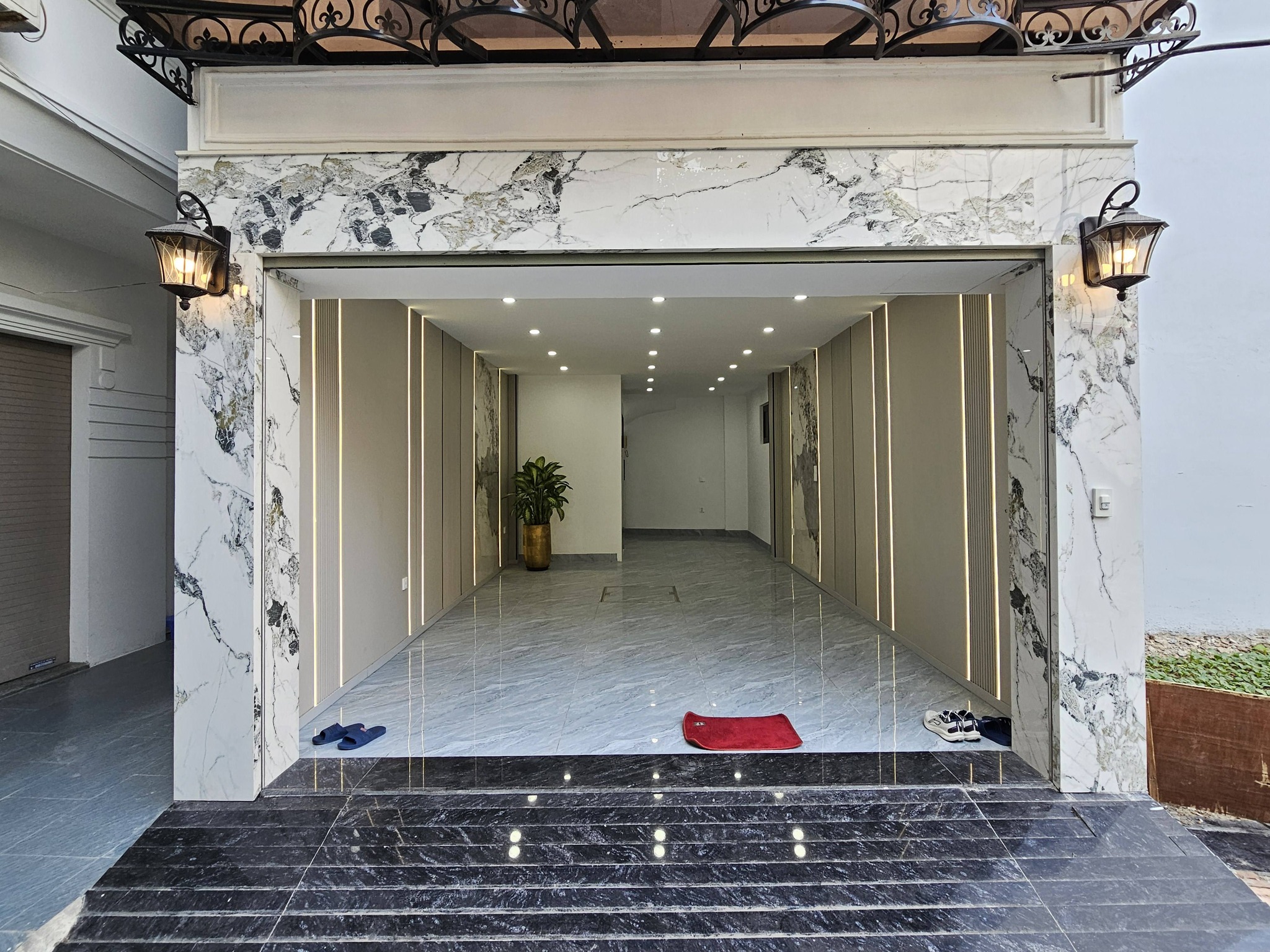 Bán nhà Ngõ 216 phố Cổ Linh, 6 tầng, DT 43m2, MT 4.1m, lô góc, có thang máy, gara ô tô