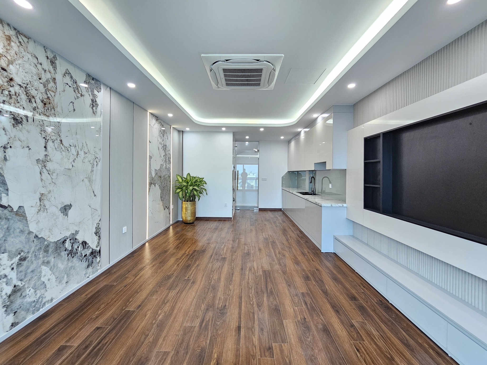 Bán nhà Ngõ 216 phố Cổ Linh, 6 tầng, DT 43m2, MT 4.1m, lô góc, có thang máy, gara ô tô