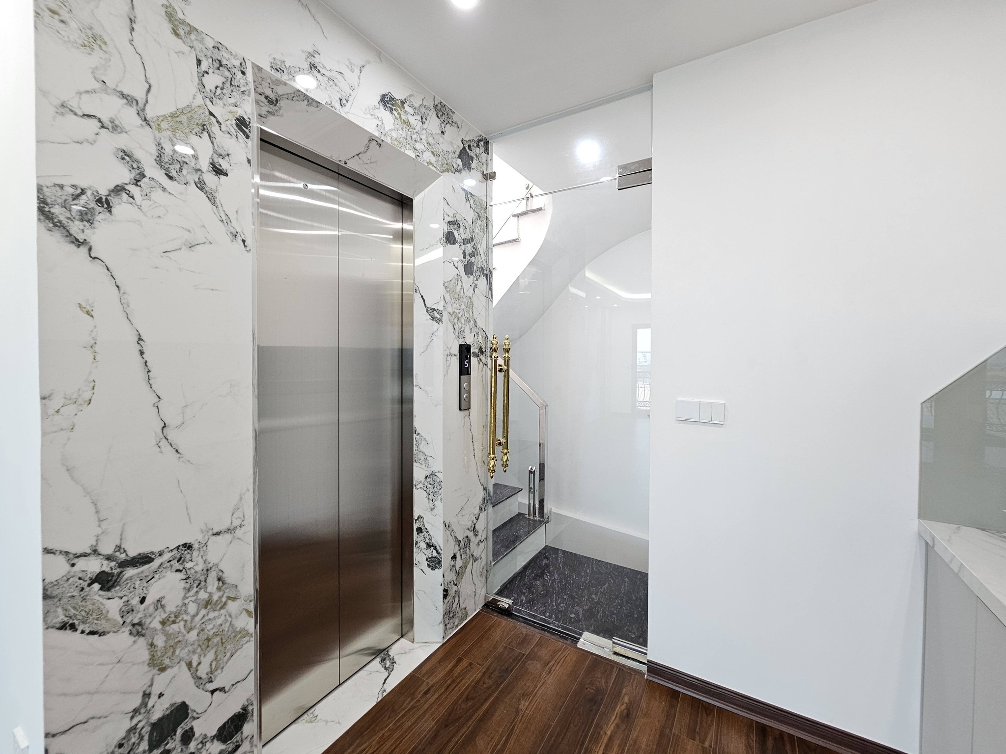 Bán nhà Ngõ 216 phố Cổ Linh, 6 tầng, DT 43m2, MT 4.1m, lô góc, có thang máy, gara ô tô