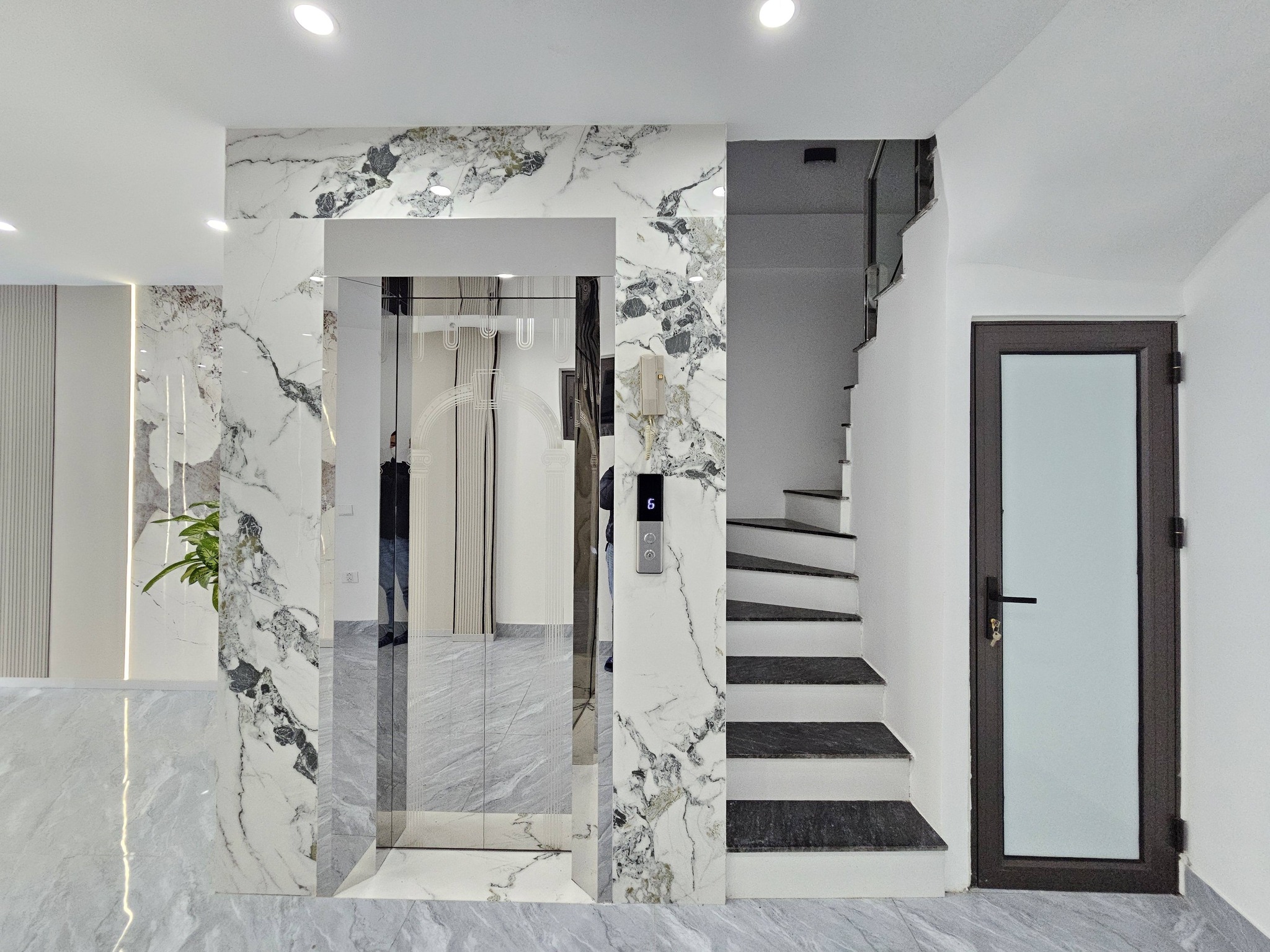 Bán nhà Ngõ 216 phố Cổ Linh, 6 tầng, DT 43m2, MT 4.1m, lô góc, có thang máy, gara ô tô