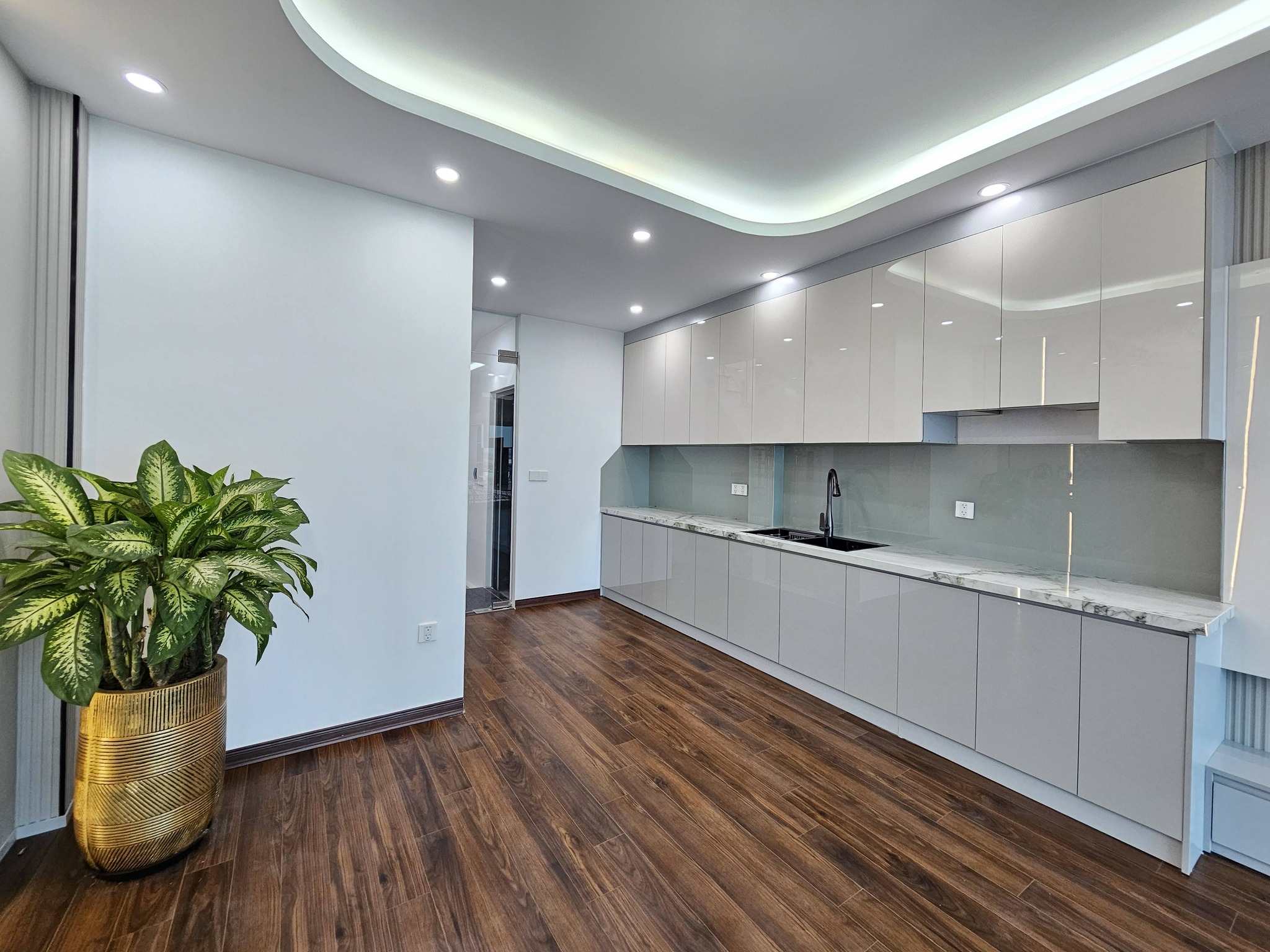 Bán nhà Ngõ 216 phố Cổ Linh, 6 tầng, DT 43m2, MT 4.1m, lô góc, có thang máy, gara ô tô