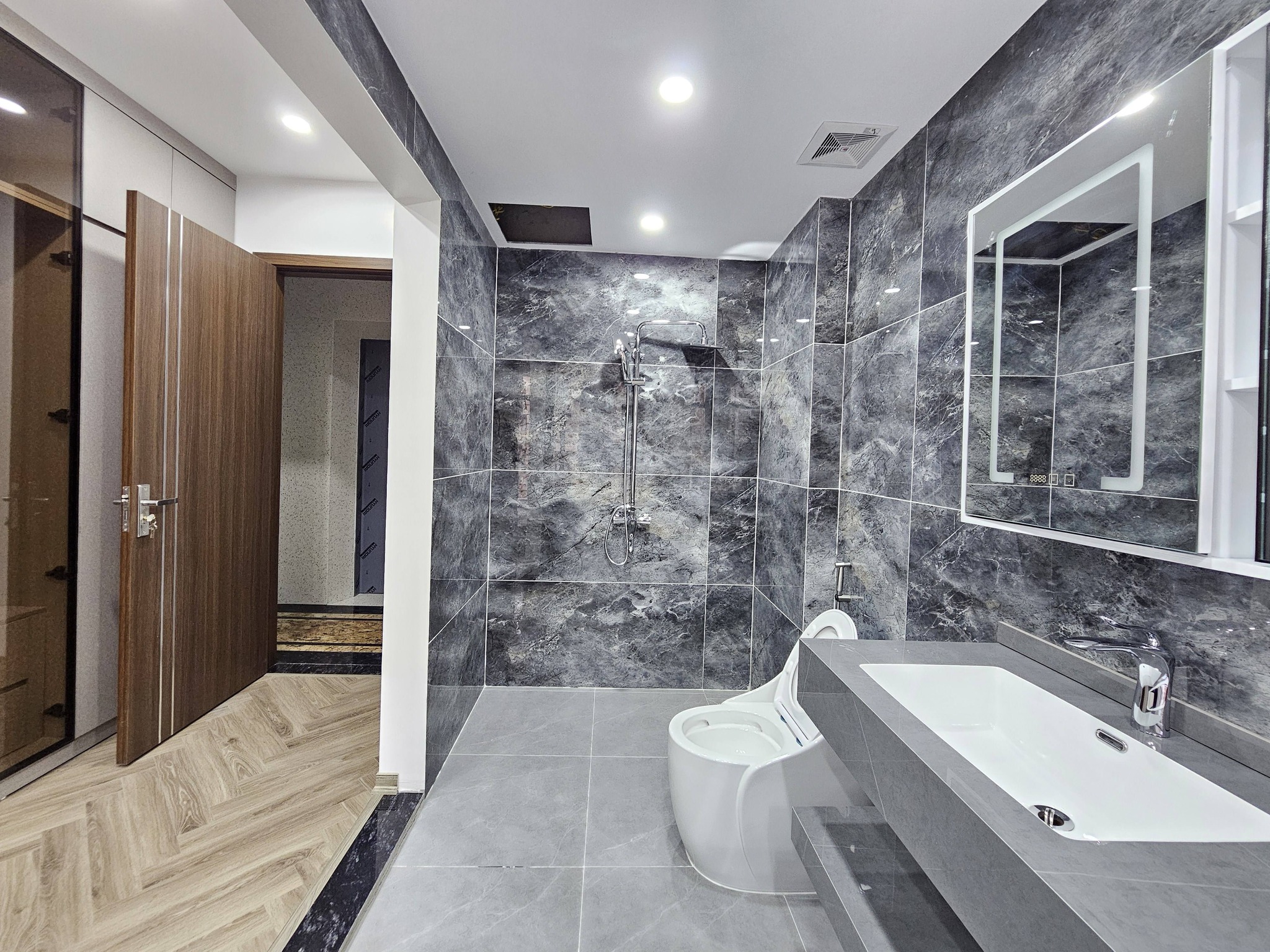 Bán nhà phố Nguyễn Văn Cừ, Gia Thụy, 7 tầng, DT 48m2, MT 4m, 4PN, thang máy, gara ô tô