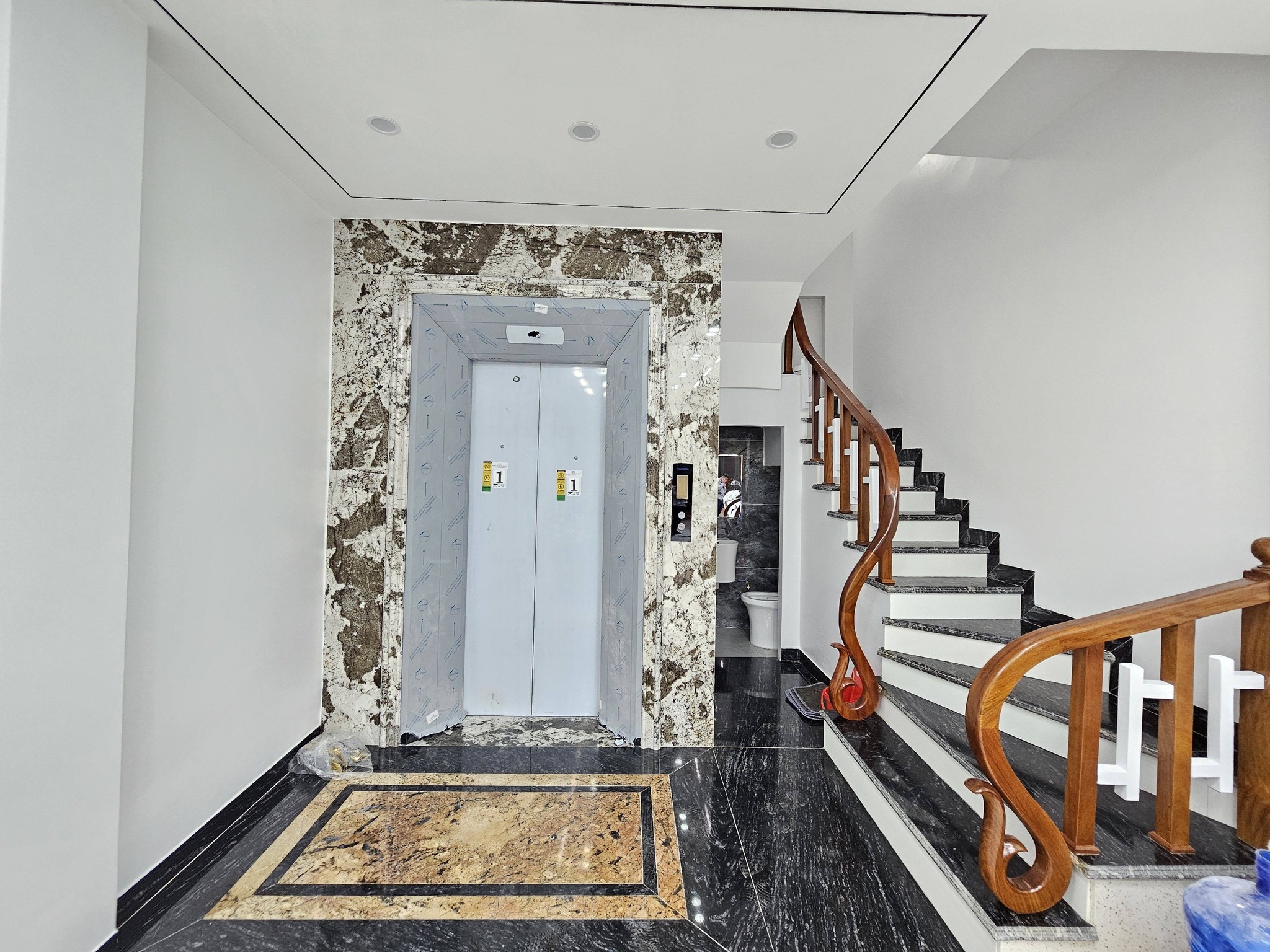 Bán nhà phố Nguyễn Văn Cừ, Gia Thụy, 7 tầng, DT 48m2, MT 4m, 4PN, thang máy, gara ô tô