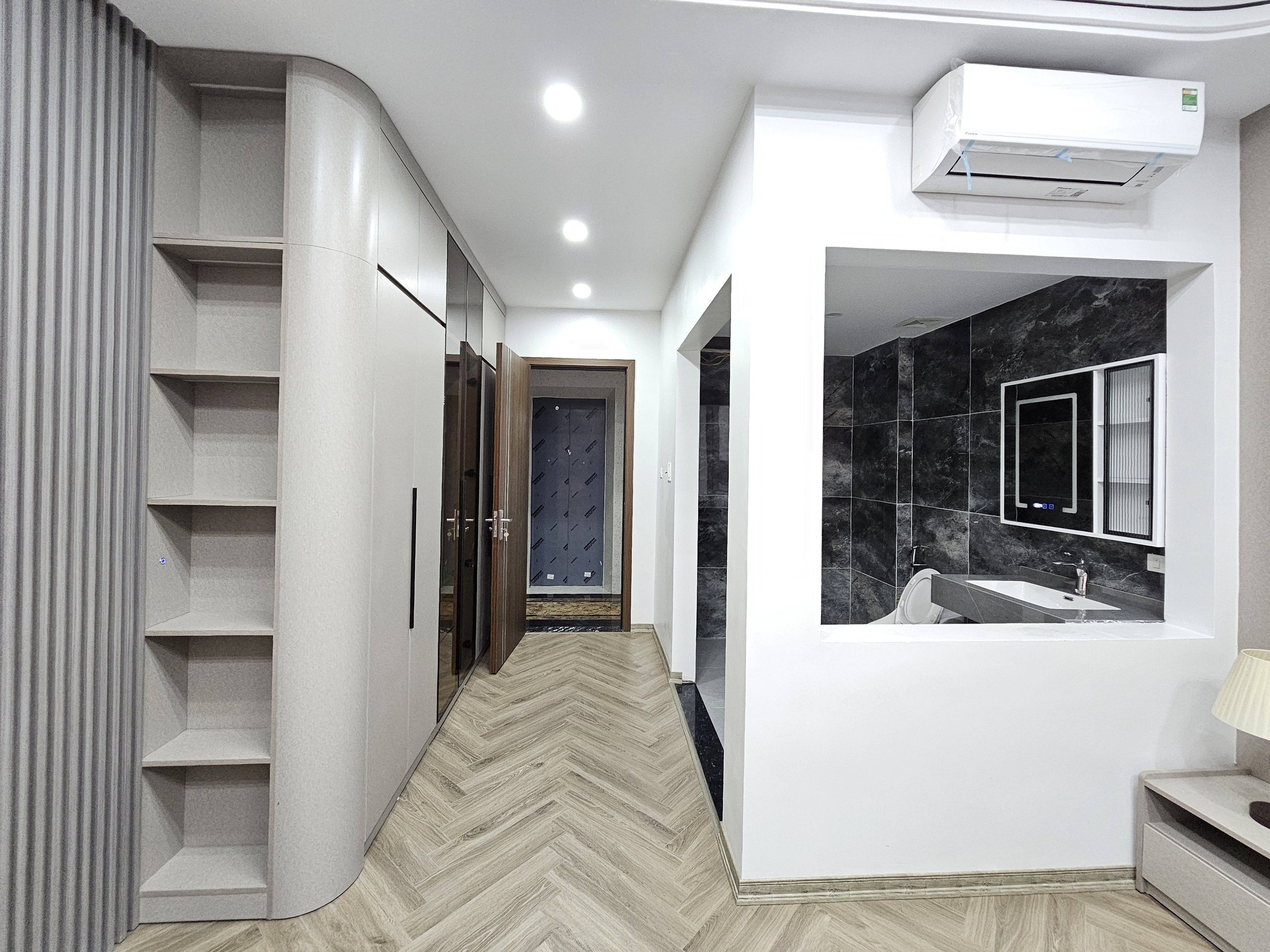 Bán nhà phố Nguyễn Văn Cừ, Gia Thụy, 7 tầng, DT 48m2, MT 4m, 4PN, thang máy, gara ô tô