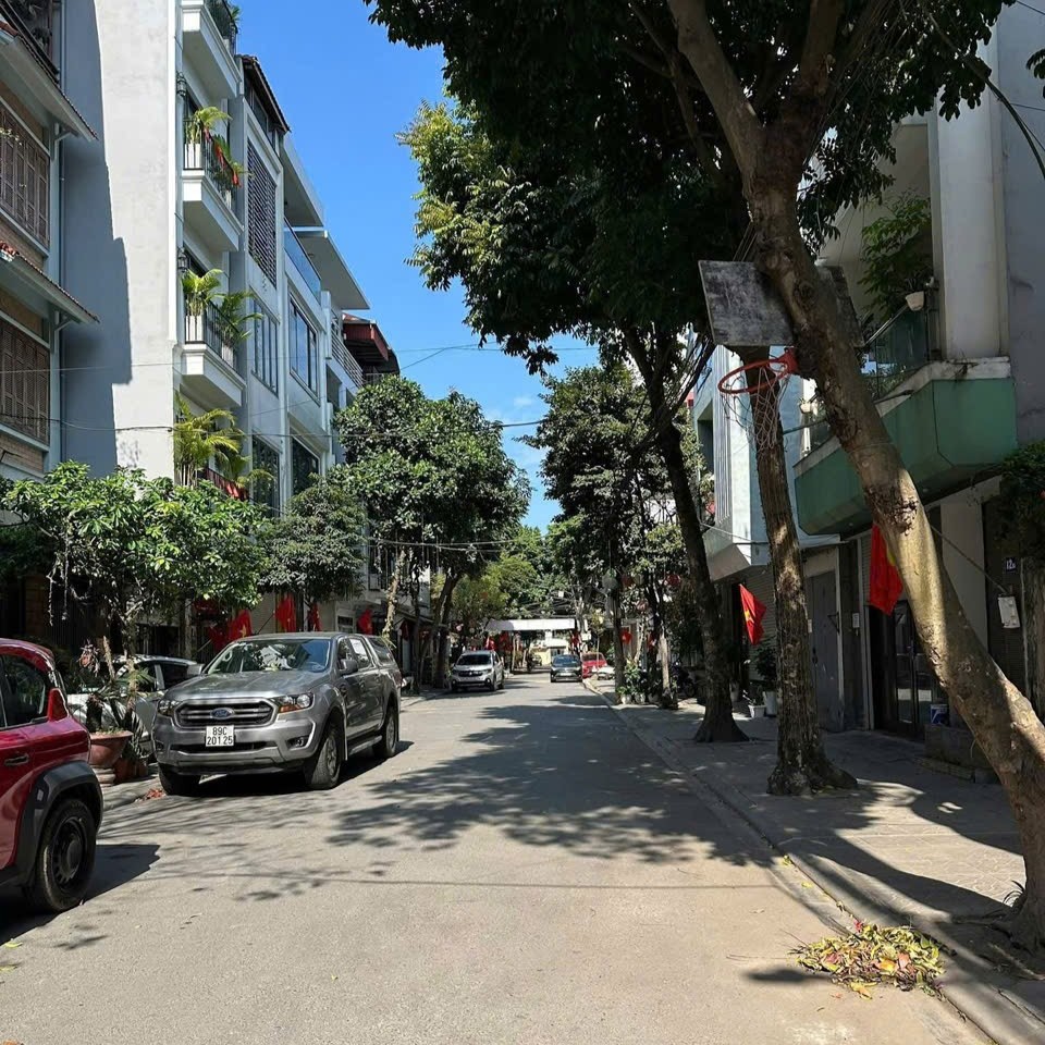 Bán nhà phân lô chân cầu Vĩnh Tuy, 8 tầng, DT 50m2, MT 3.6m, 3PN, có thang máy, gara ô tô
