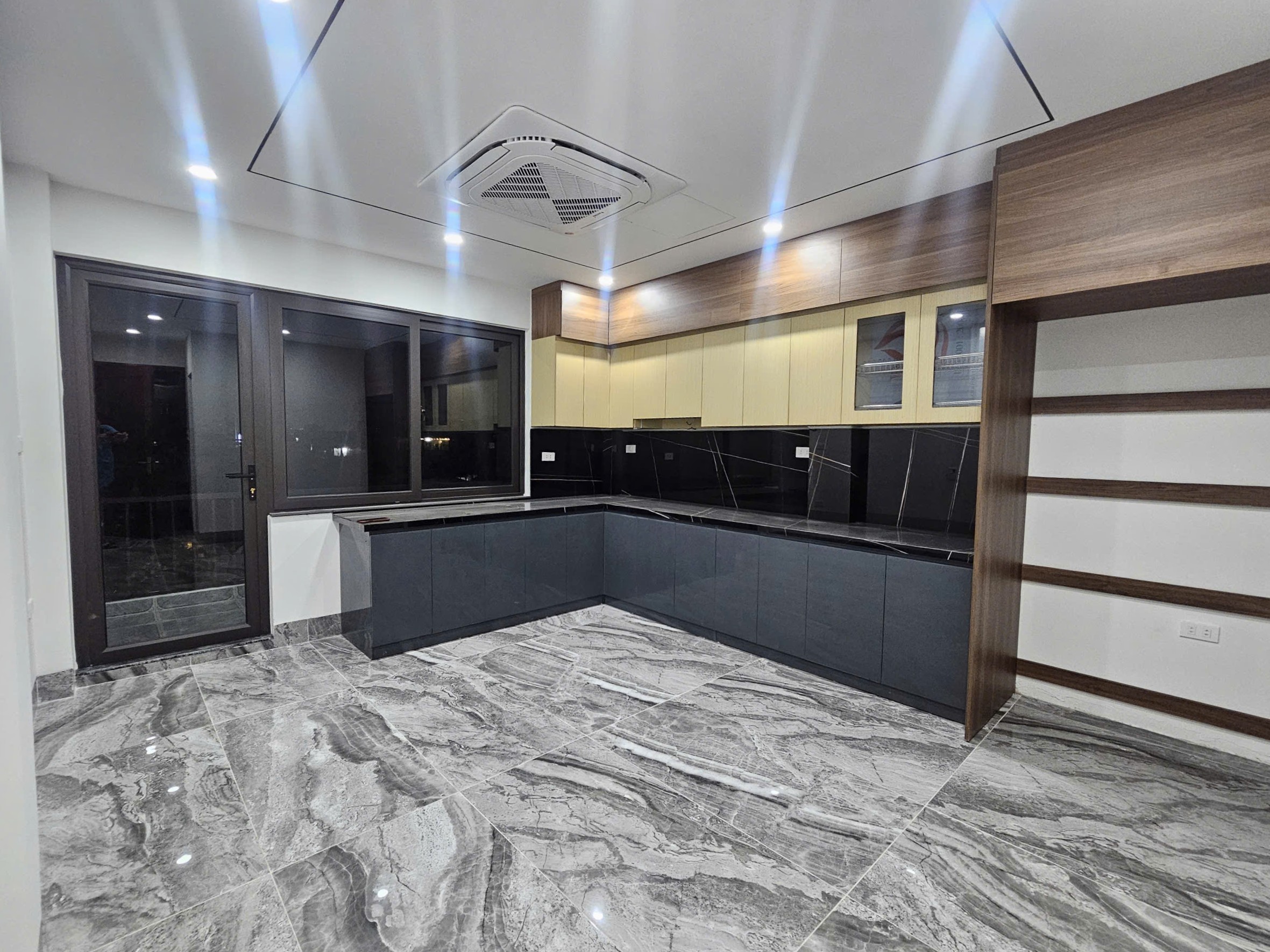Bán nhà Ngõ 204 phố Cổ Linh, 7 tầng, DT 45m2, MT 4m, 3PN, full nội thất, tiện kinh doanh