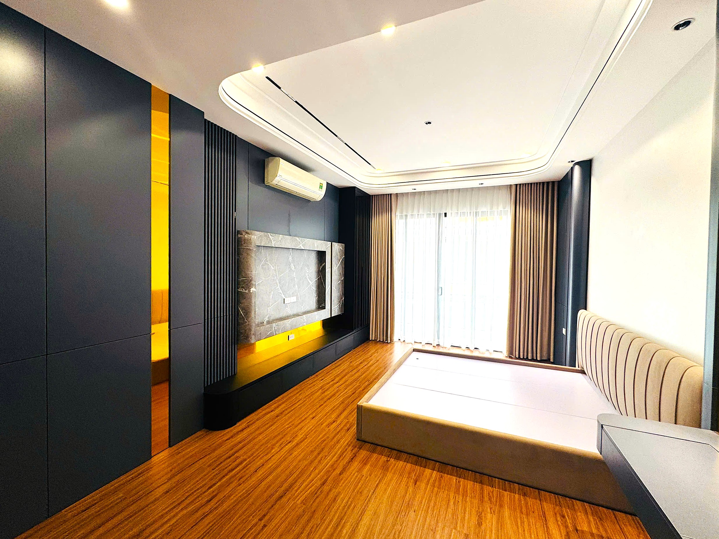 Bán nhà phân lô phố Thanh Am, Việt Hưng, 6 tầng, DT 50m2, MT 4m, 4PN, full nội thất, đường 10m