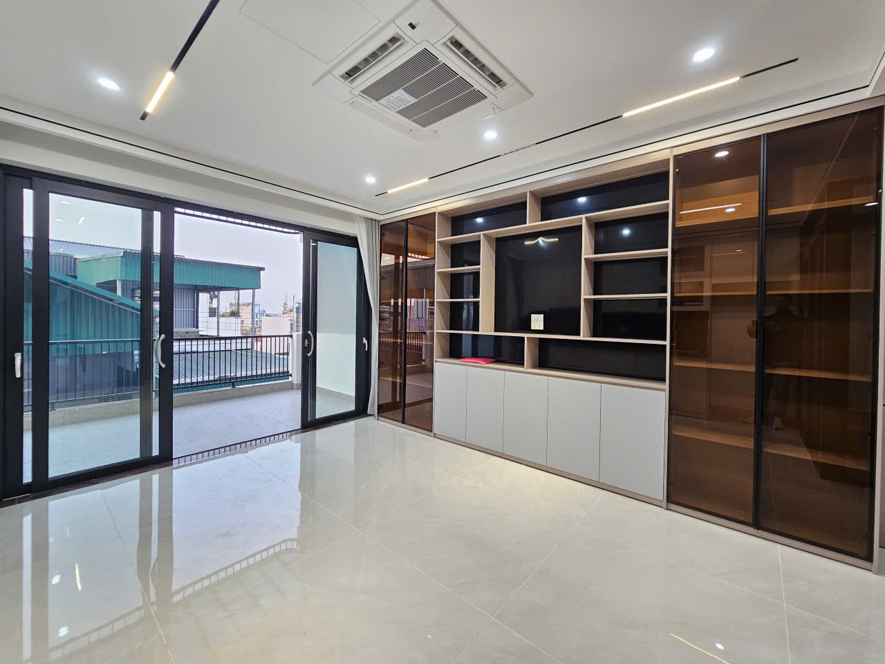 Bán nhà phố Gia Thượng, Ngọc Thụy, 7 tầng, DT 50m2, MT 4.5m, 3PN, có thang máy, gara