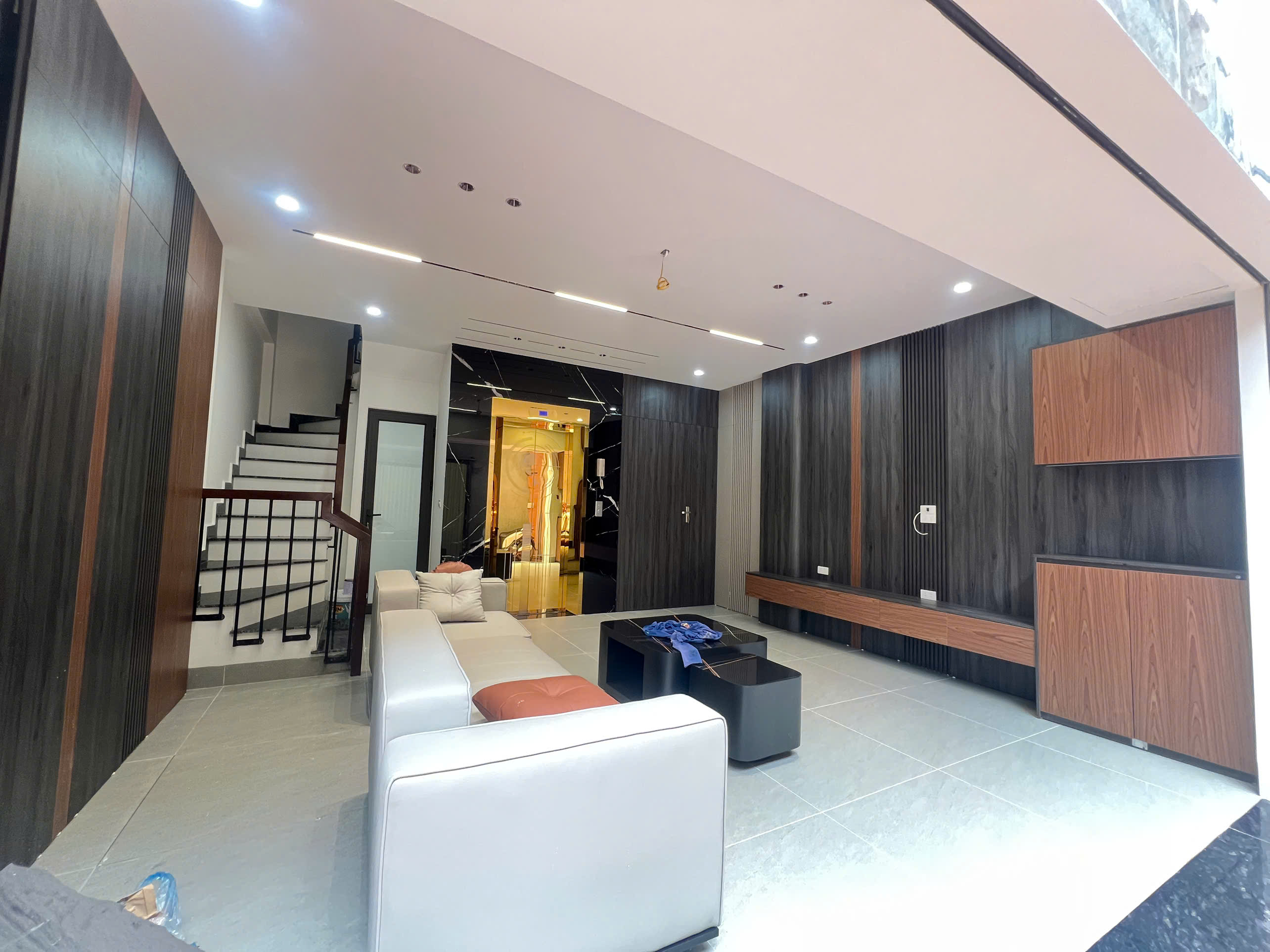 Bán nhà Ngõ 61 phố Trạm, 6 tầng, DT 40m2, MT 5.4m, 3PN, full nội thất, có thang máy, 2026