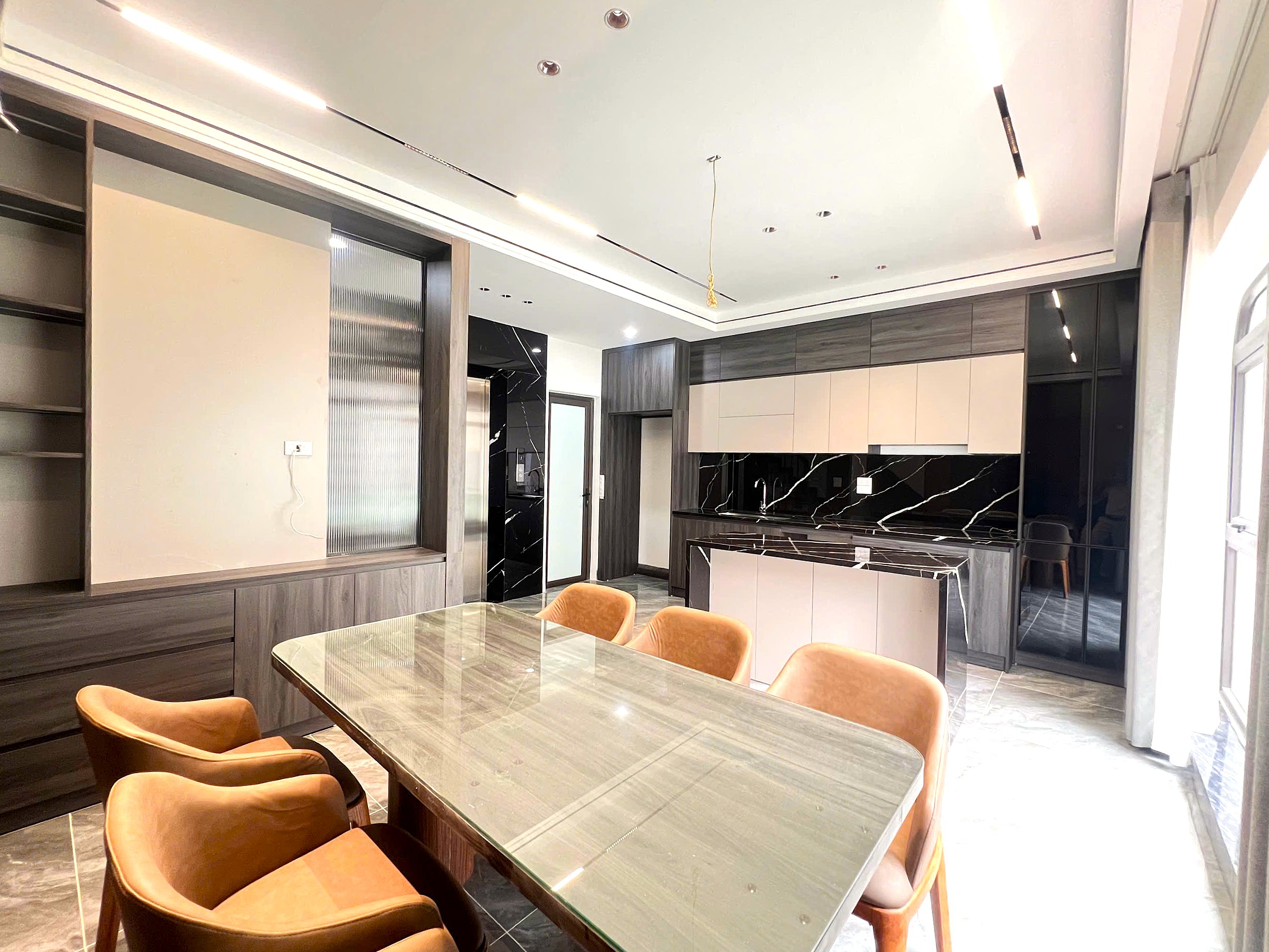 Bán nhà Ngõ 61 phố Trạm, 6 tầng, DT 40m2, MT 5.4m, 3PN, full nội thất, có thang máy, 2026
