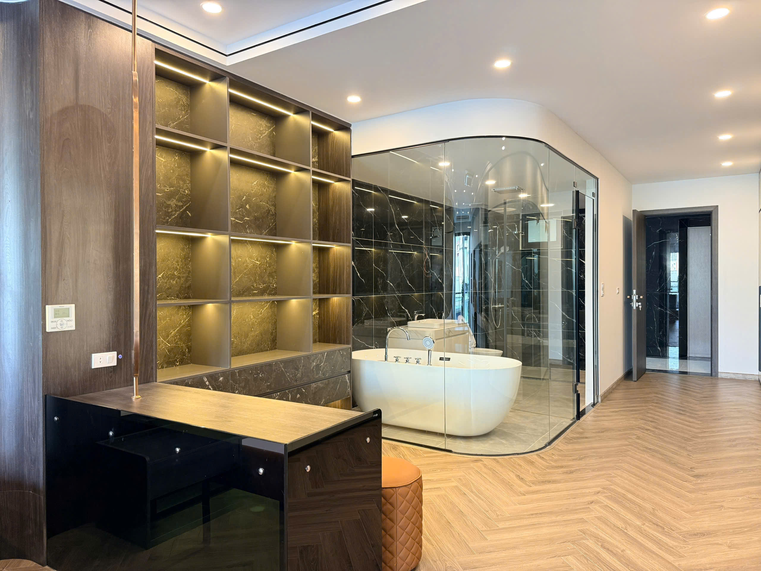Bán nhà mặt ngõ Ngọc Thụy, 7 tầng, DT 86m2, MT 4.2m, 3PN, full nội thất, có thang máy, gara