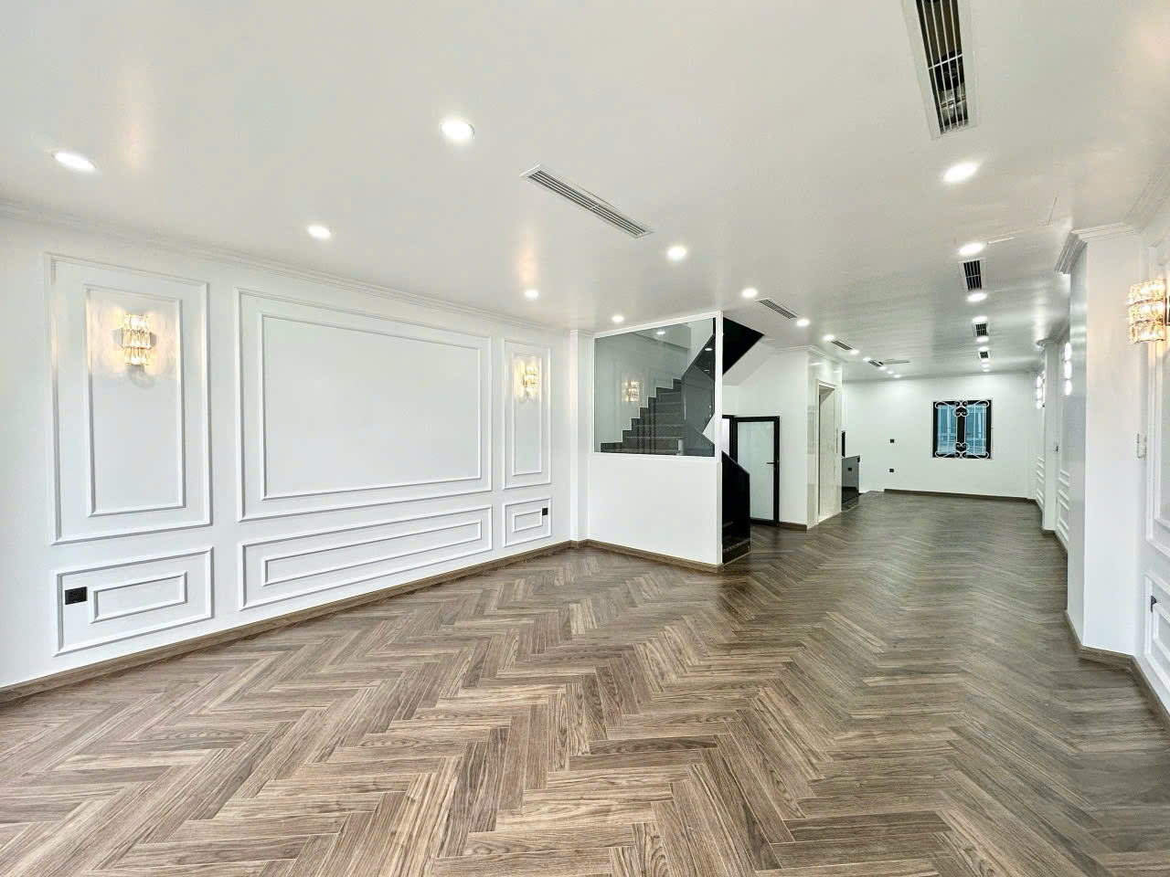 Bán nhà Nguyễn Văn Cừ, gần chợ Gia Lâm, 6 tầng, DT 70m2, MT 5.2m, 4PN, có thang máy