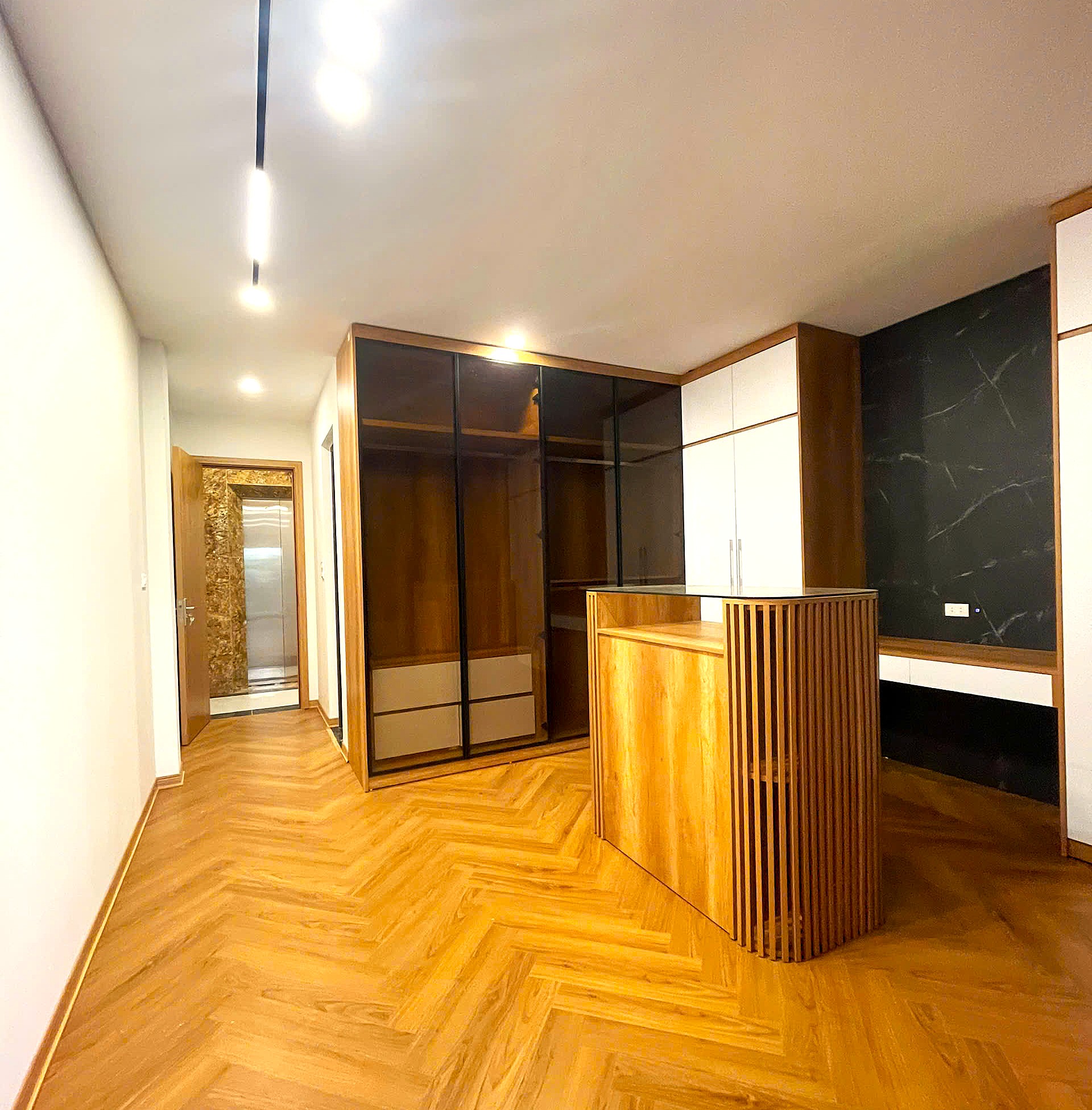 Bán nhà phân lô Thạch Bàn, 7 tầng, DT 56m2, MT 4.1m, có thang máy, gara ô tô, đường 11m
