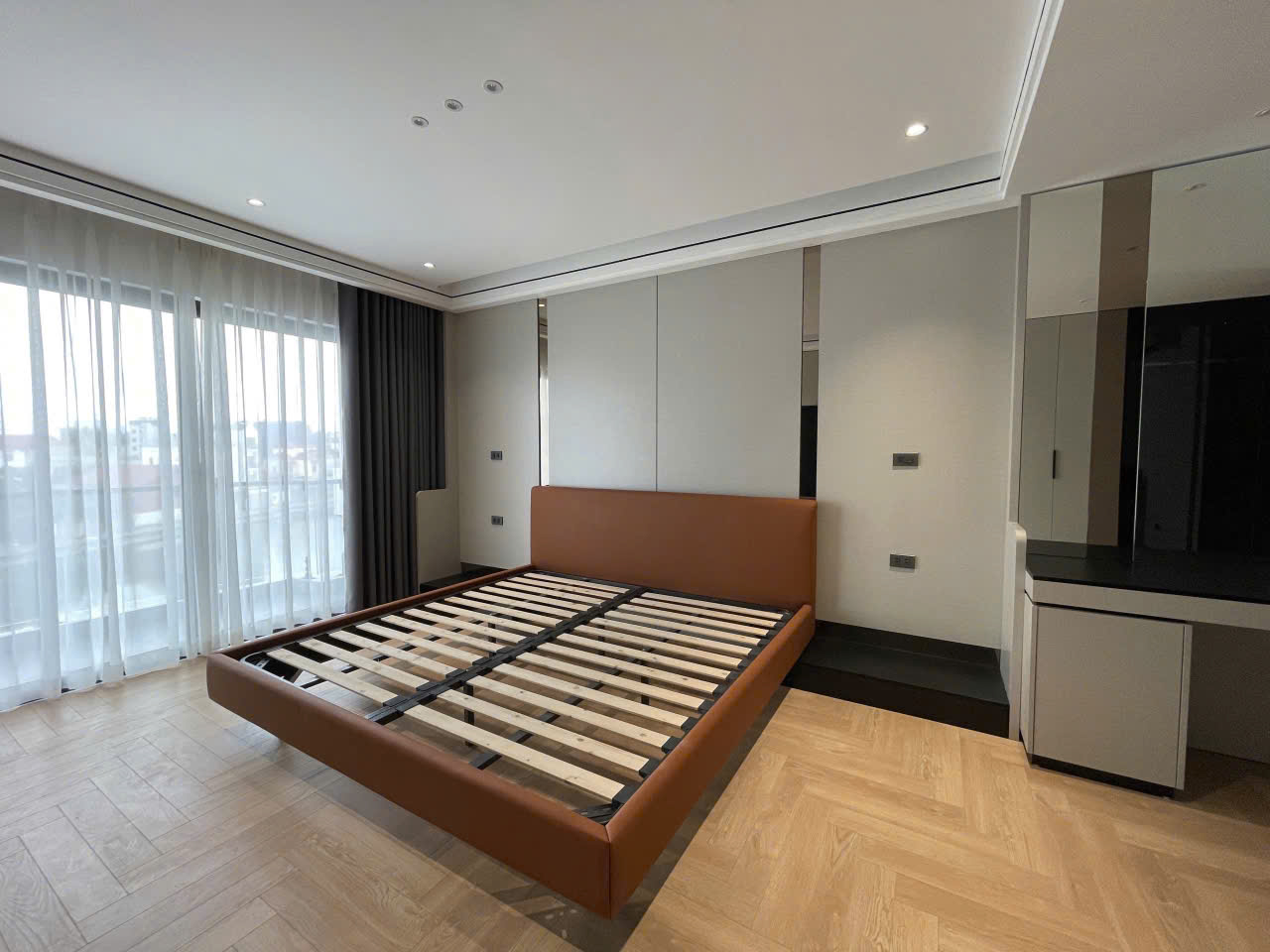 Bán nhà phố Hoa Động, Cự Khối, 7 tầng, DT 66m2, MT 4m, 5PN, full nội thất, thang máy, gara