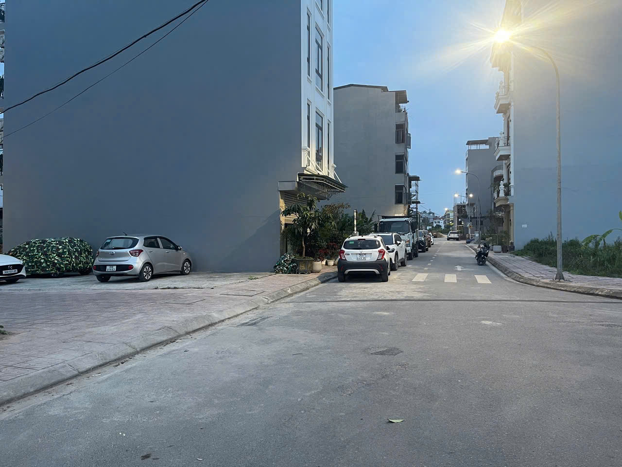 Bán đất đấu giá Cự Khối, gần hồ Cự Khối, DT 65m2, MT 5m, đường vỉa hè rộng 10m, SĐCC