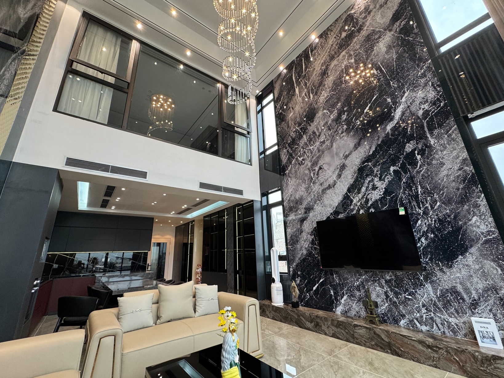 Bán nhà mặt ngõ Nguyễn Thời Trung, Thạch Bàn, 8 tầng, DT 90m2, MT 5m, 5PN, full nội thất