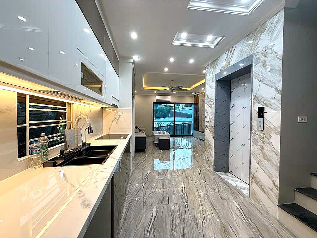 Bán nhà Ngõ 63 phố Cổ Linh, Thạch Bàn, 6 tầng, DT 40m2, MT 4.7m, có thang máy, gara ô tô