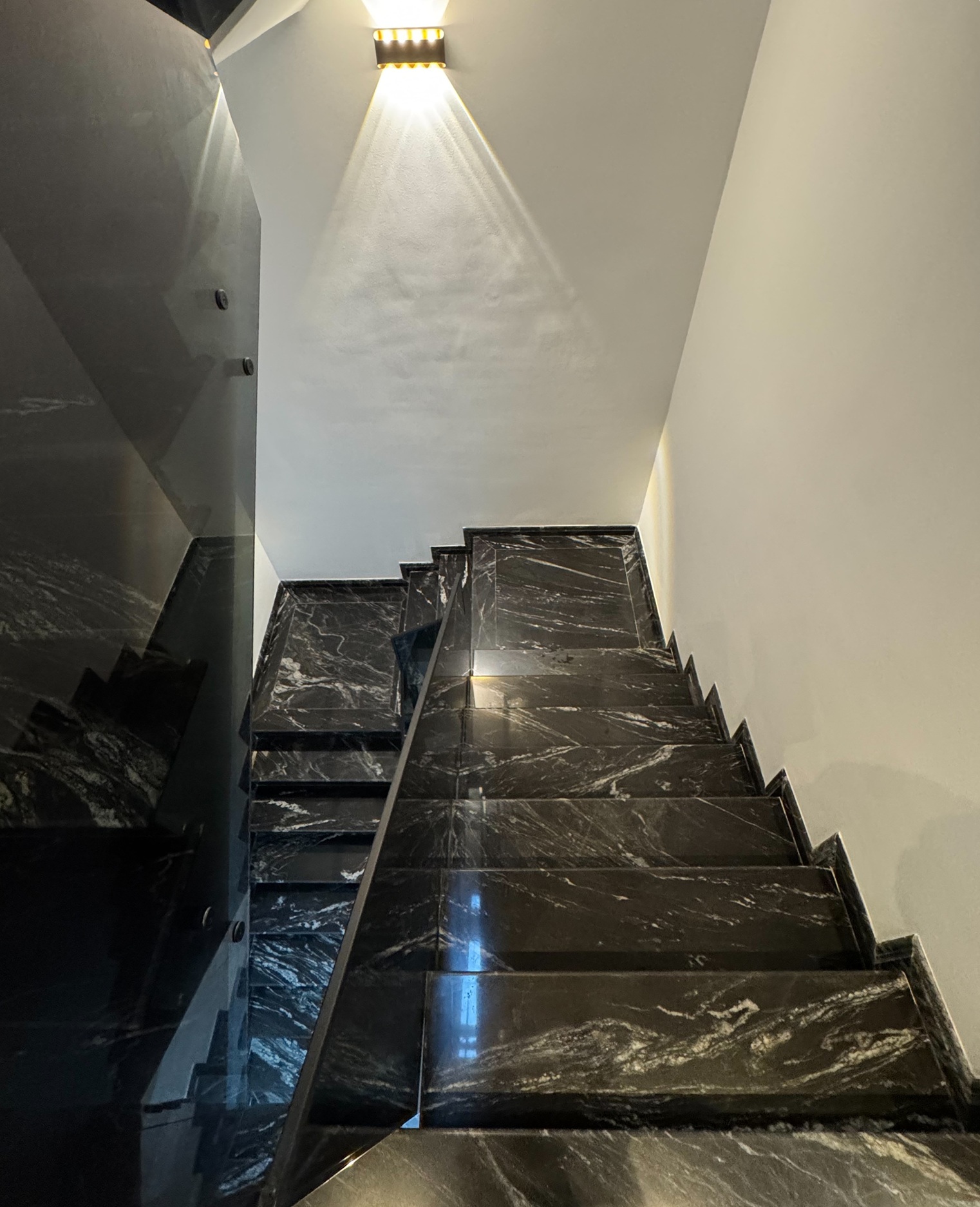 Bán nhà mặt ngõ Nguyễn Thời Trung, Thạch Bàn, 8 tầng, DT 90m2, MT 5m, 5PN, full nội thất