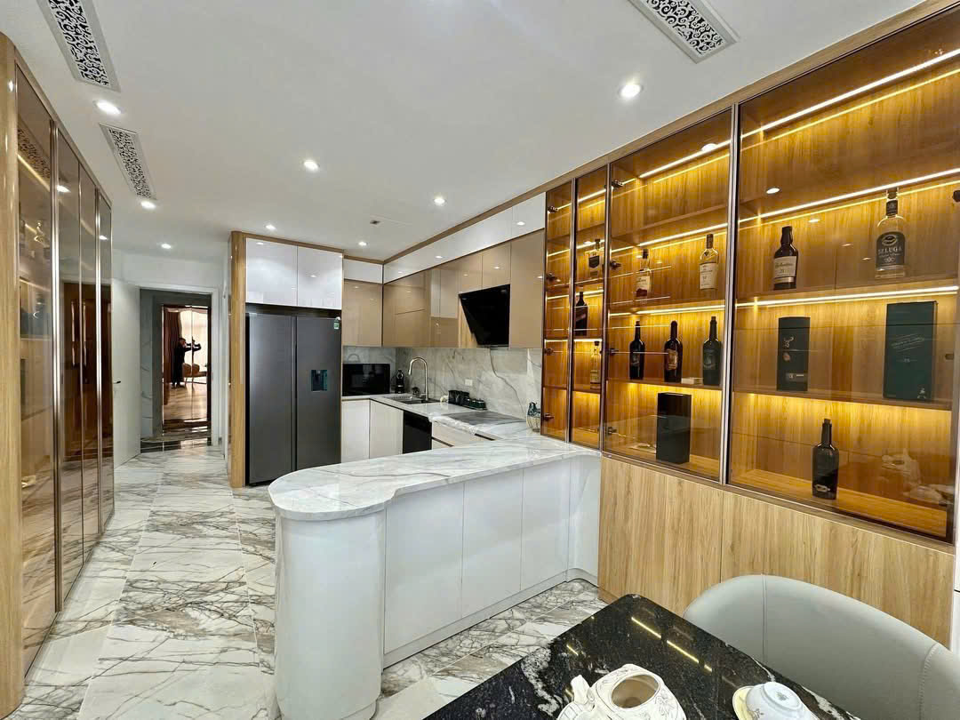 Bán nhà phân lô chân cầu Vĩnh Tuy, 8 tầng, DT 50m2, MT 3.6m, 3PN, có thang máy, gara ô tô