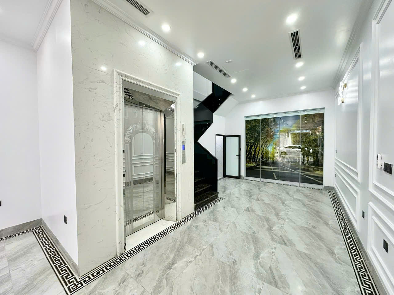 Bán nhà Nguyễn Văn Cừ, gần chợ Gia Lâm, 6 tầng, DT 70m2, MT 5.2m, 4PN, có thang máy