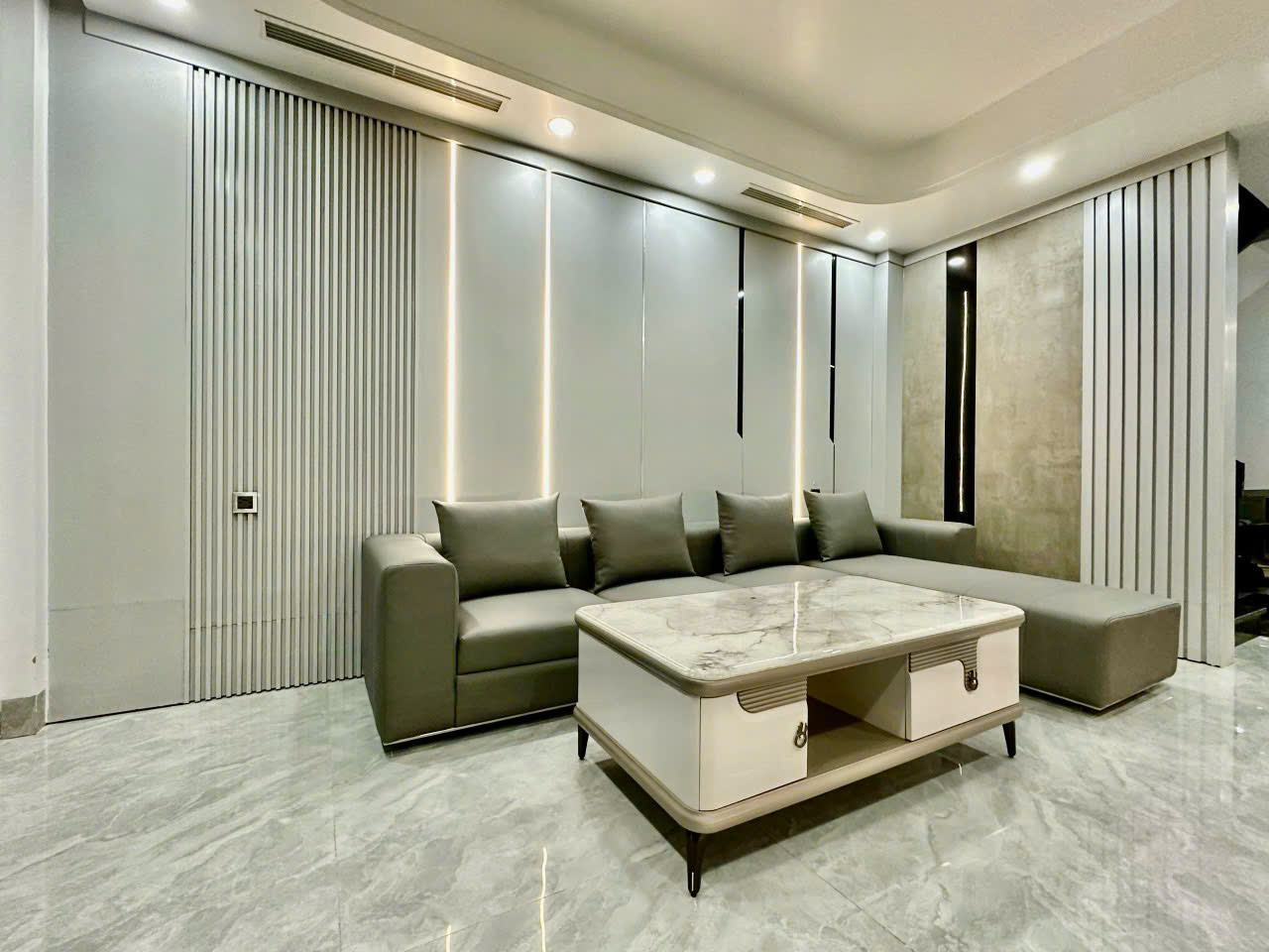 Bán nhà Nguyễn Văn Cừ, gần chợ Gia Lâm, 6 tầng, DT 70m2, MT 5.2m, 4PN, có thang máy