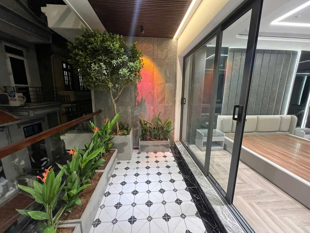 Bán nhà mặt ngõ Nguyễn Văn Cừ, 8 tầng, DT 100m2, MT 5m, có thang máy, ĐÃ BÁN