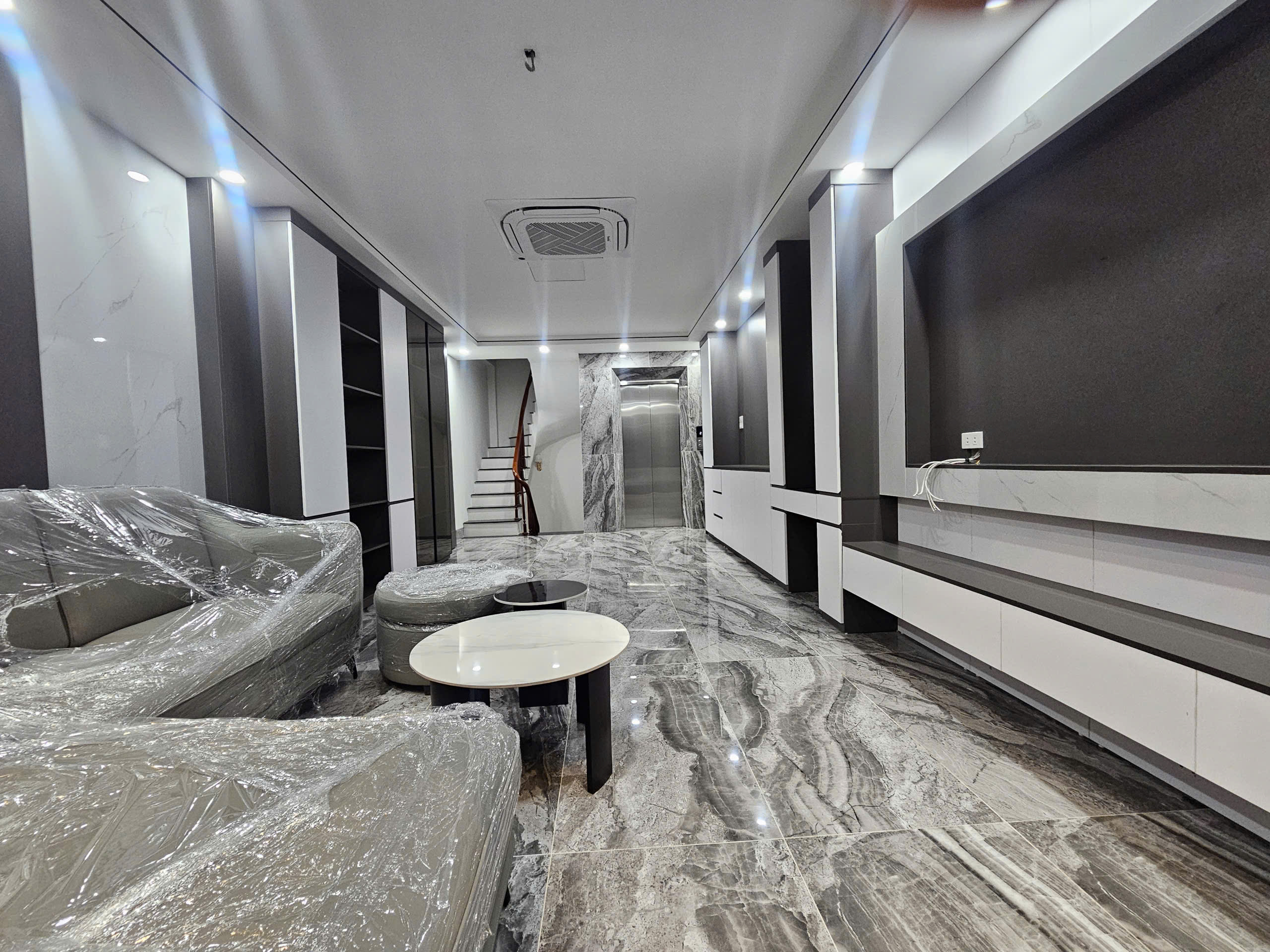 Bán nhà Ngõ 204 phố Cổ Linh, 7 tầng, DT 45m2, MT 4m, 3PN, full nội thất, tiện kinh doanh