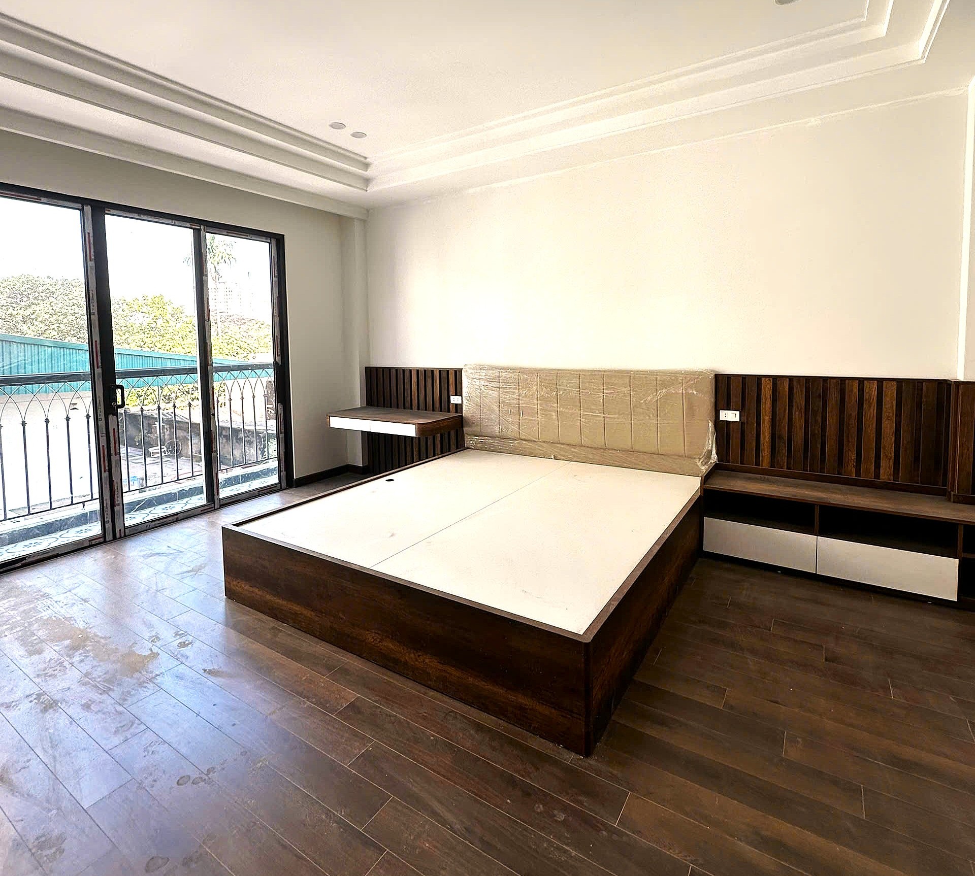 Bán nhà phố Lâm Hạ, gần hồ Hàng Không, 7 tầng, DT 68m2, MT 5m, 4PN, full nội thất