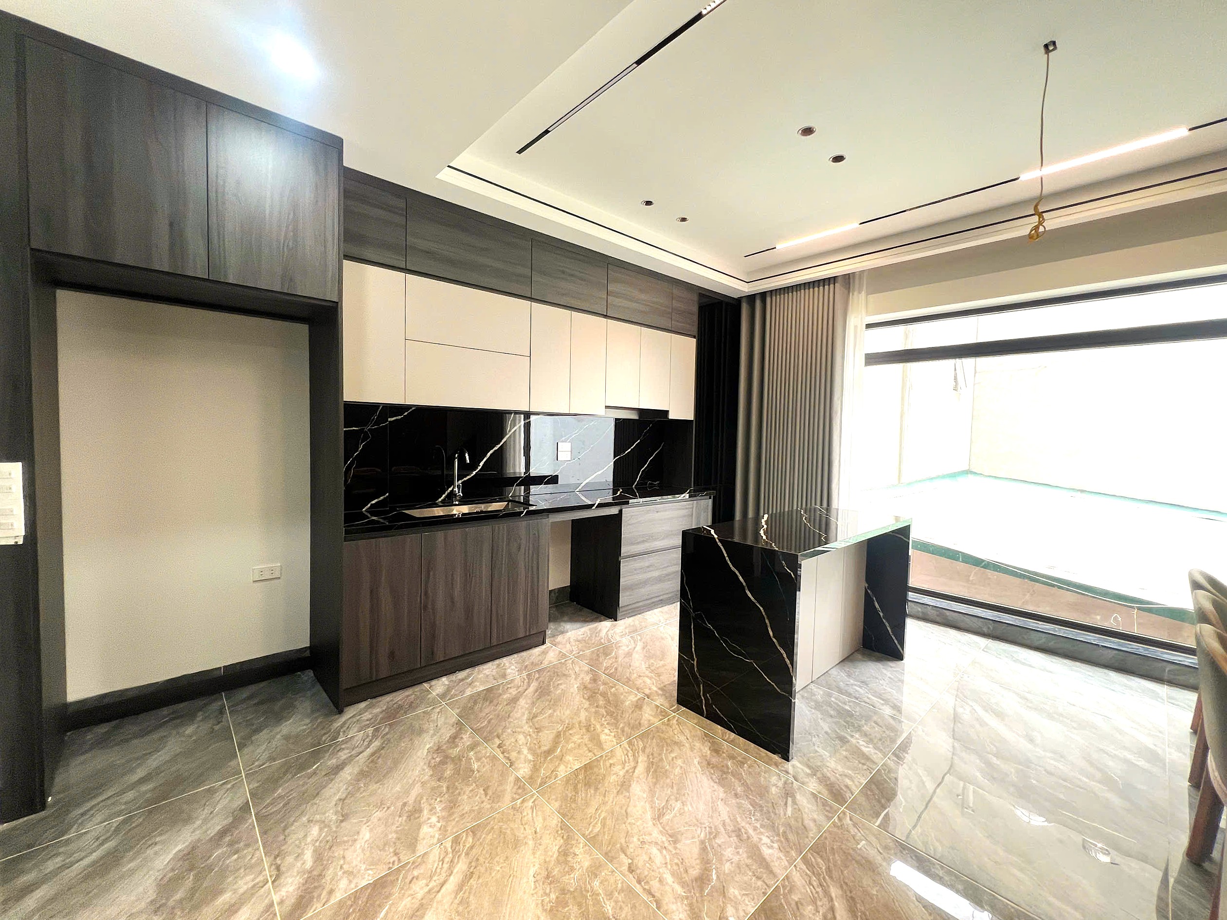 Bán nhà Ngõ 61 phố Trạm, 6 tầng, DT 40m2, MT 5.4m, 3PN, full nội thất, có thang máy, 2026