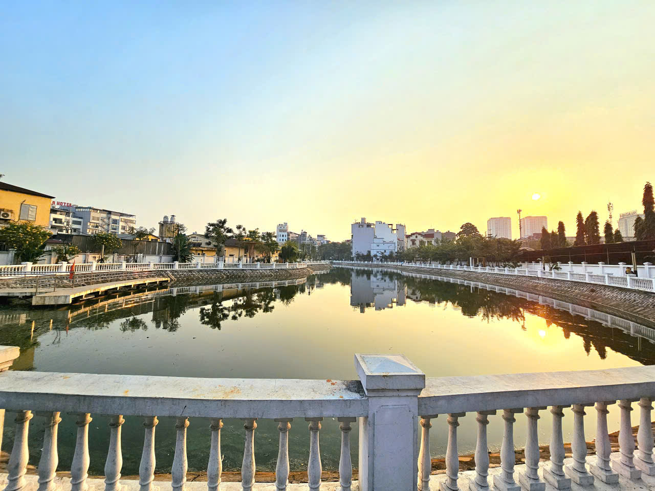 Bán nhà phố Lâm Hạ, gần hồ Hàng Không, 7 tầng, DT 68m2, MT 5m, 4PN, full nội thất