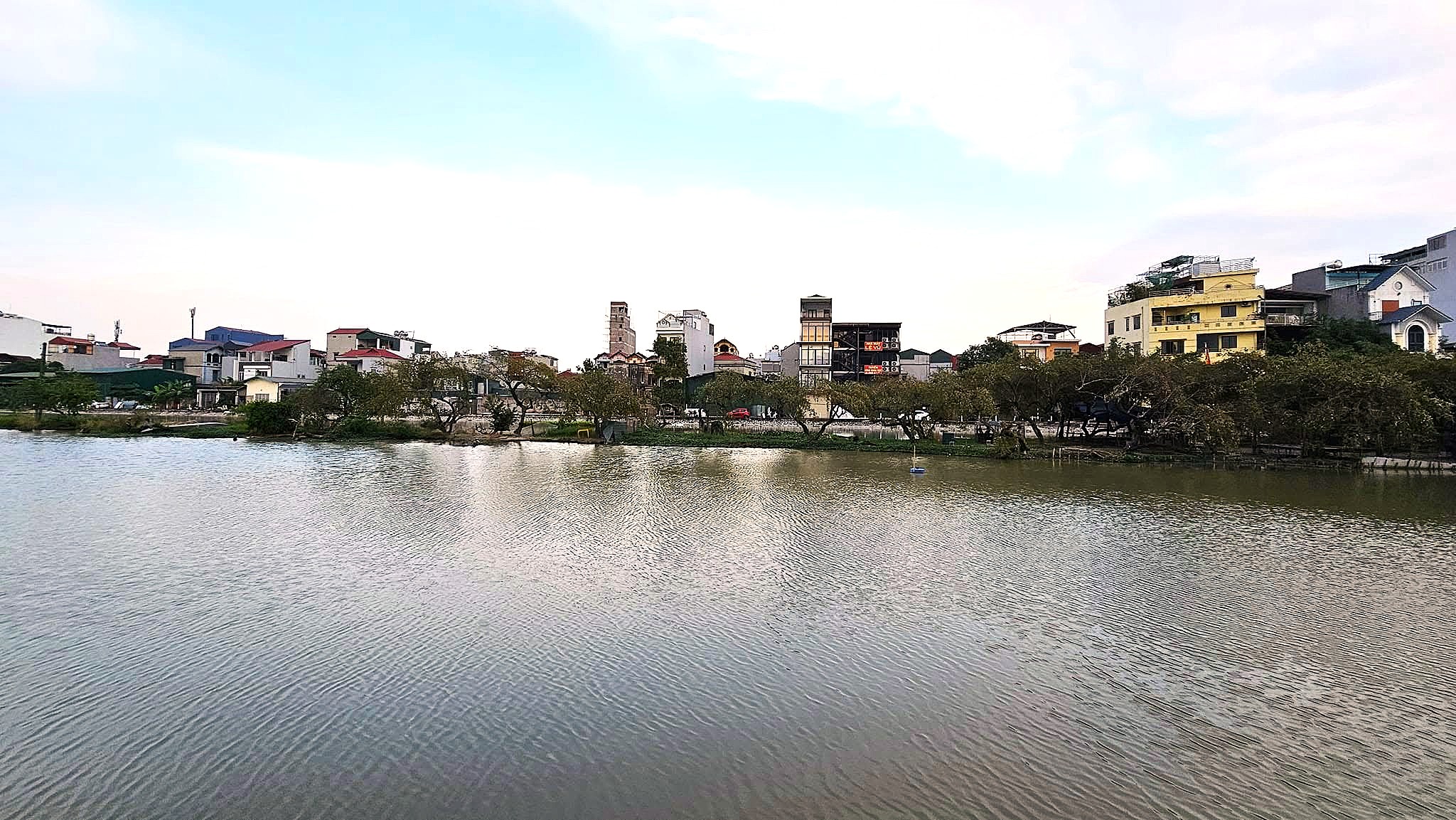 Bán đất gần hồ Đầm Tranh, Cự Khối, DT 76m2, MT 9m, đường 9m, tiện kinh doanh, VP cty