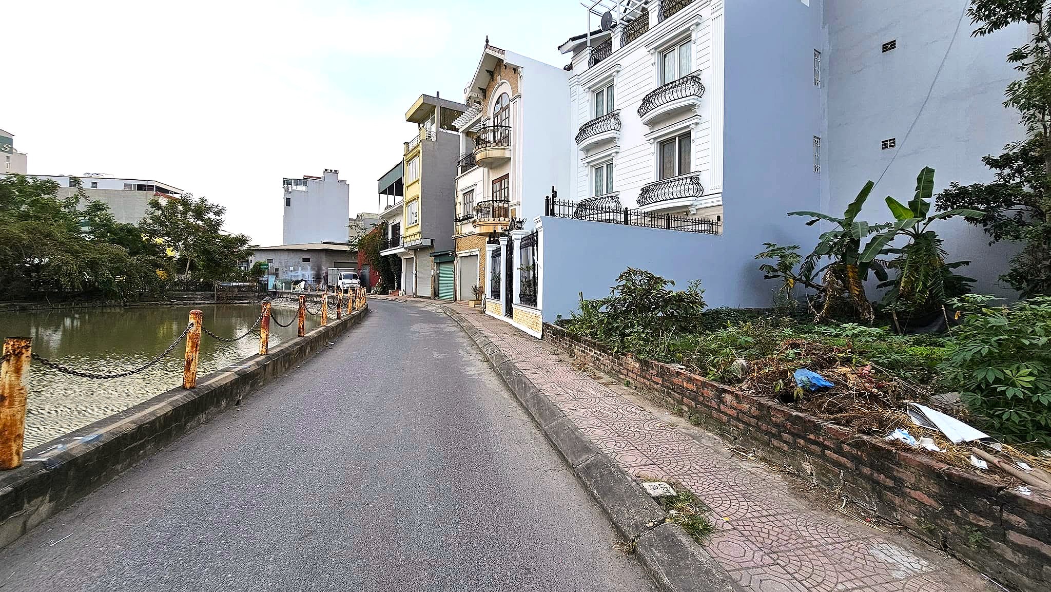 Bán đất gần hồ Đầm Tranh, Cự Khối, DT 76m2, MT 9m, đường 9m, tiện kinh doanh, VP cty