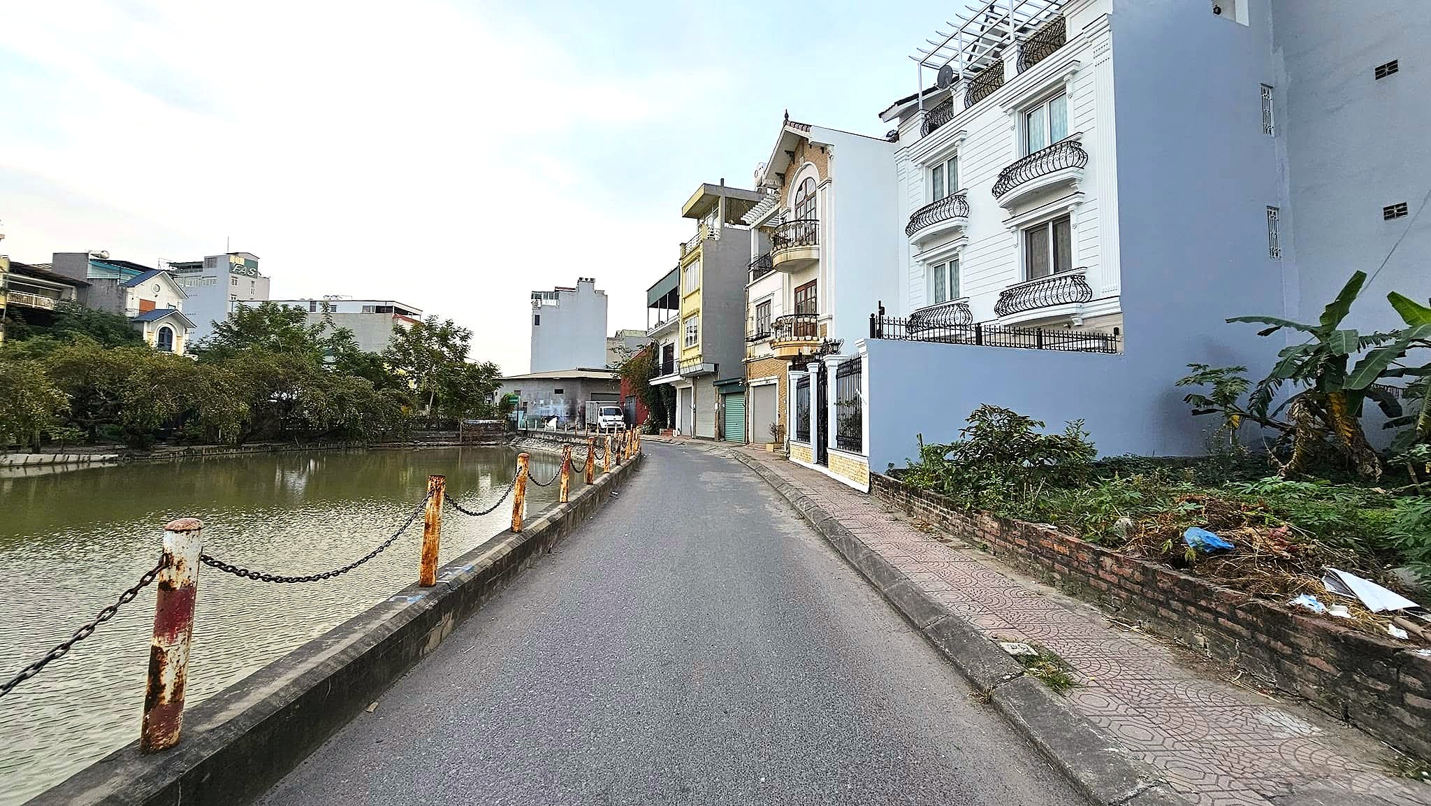 Bán đất gần hồ Đầm Tranh, Cự Khối, DT 76m2, MT 9m, đường 9m, tiện kinh doanh, VP cty