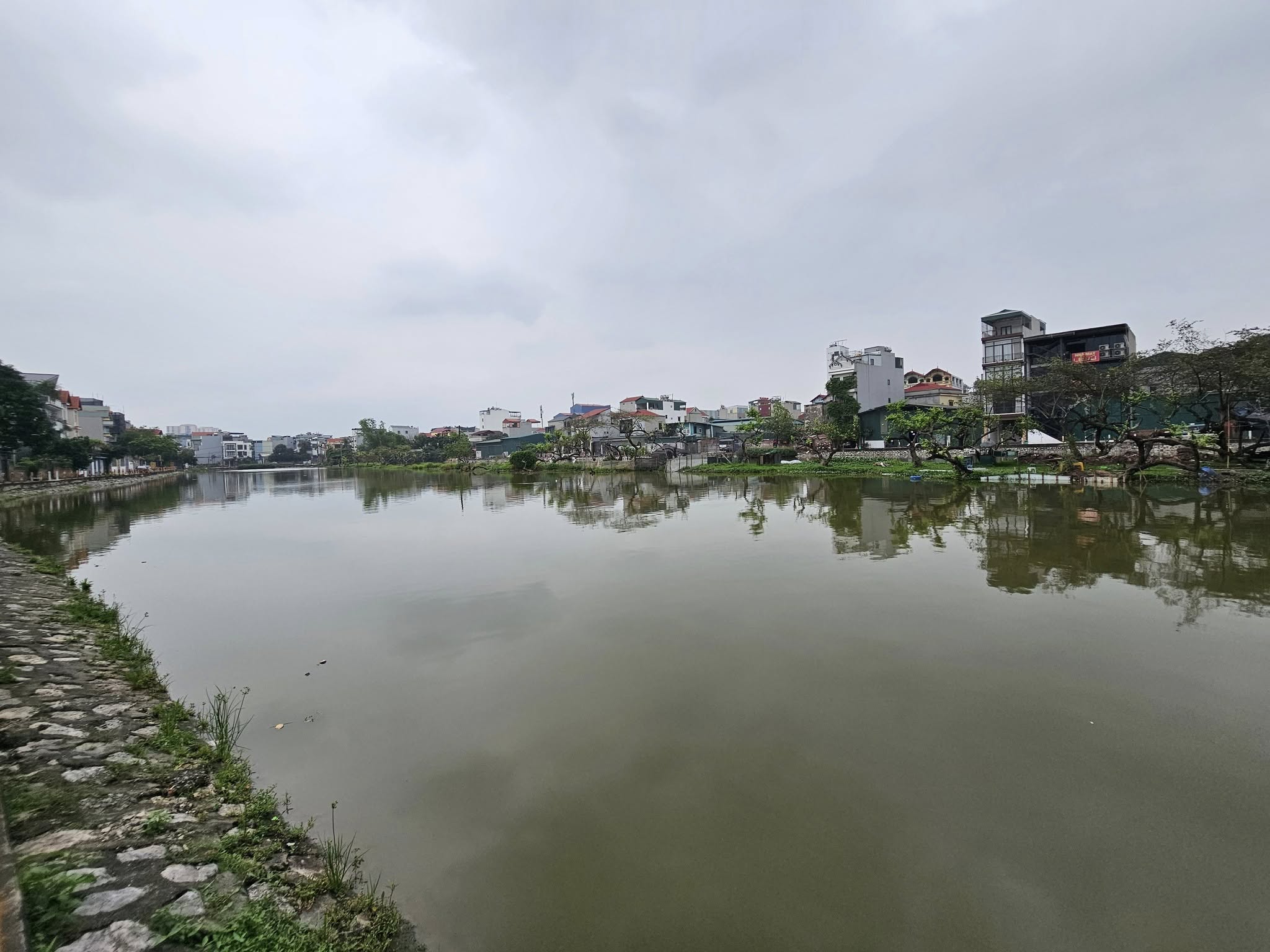 Bán đất gần hồ Đầm Tranh, Cự Khối, DT 76m2, MT 9m, đường 9m, tiện kinh doanh, VP cty