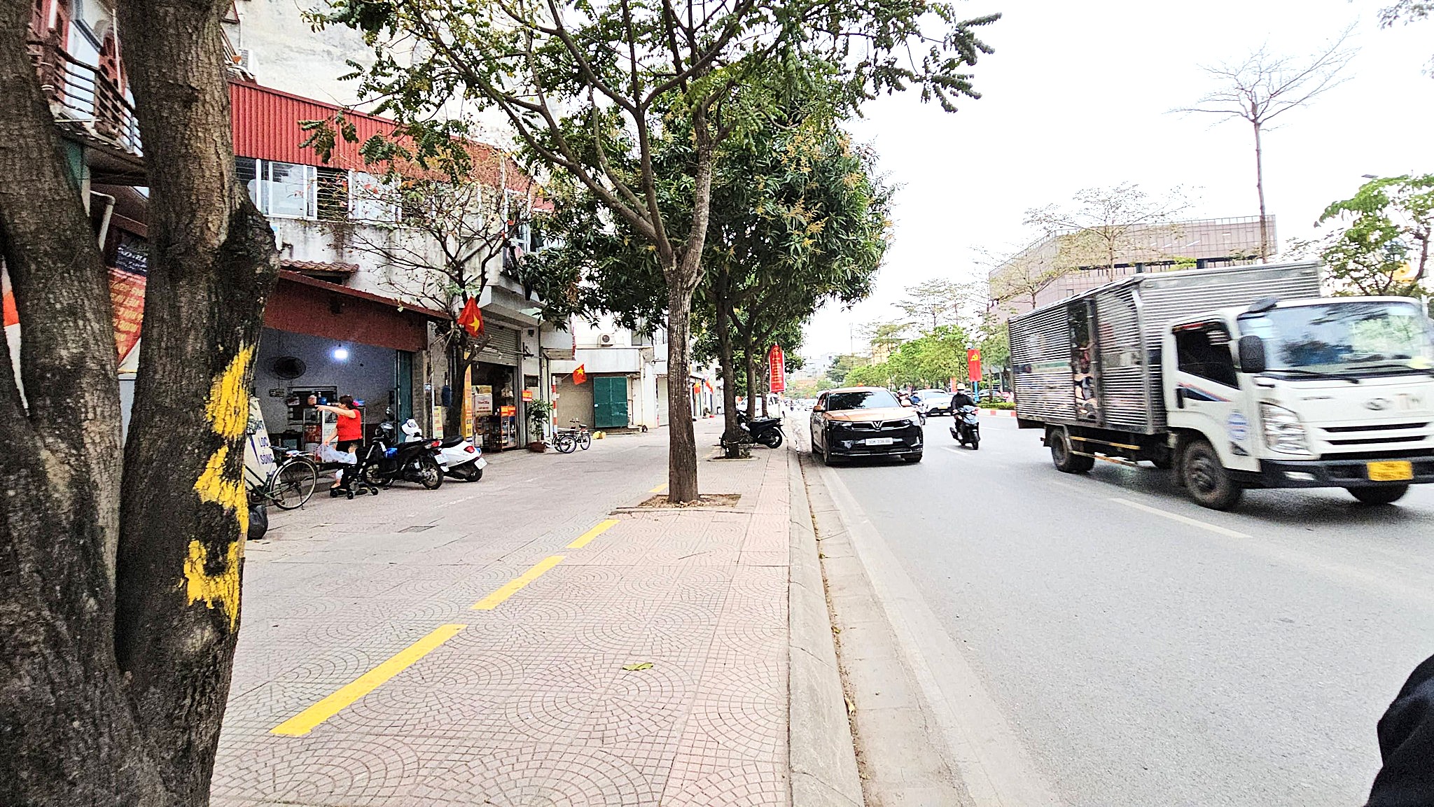 Bán đất mặt phố Cổ Linh, Thạch Bàn, DT 73m2, MT 7m, tiện kinh doanh, buôn bán, 32.5 tỷ
