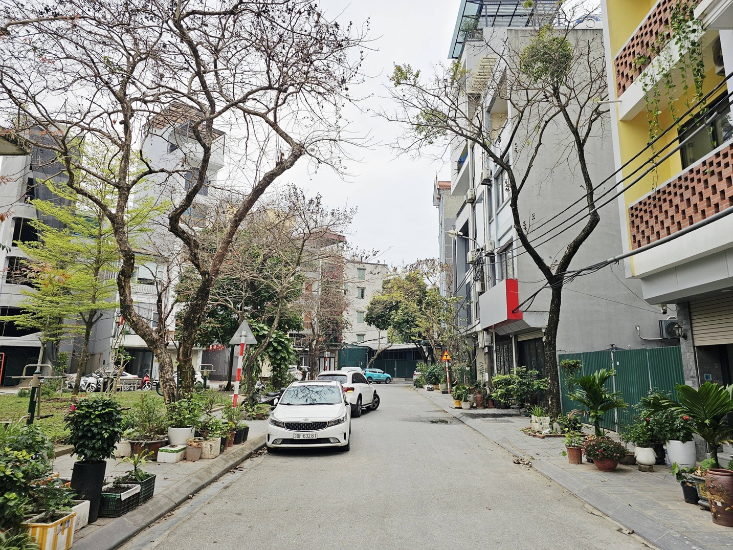 Bán đất phân lô phố Cổ Linh, Thạch Bàn, DT 40m2, MT 3.6m, đường 11m, tiện kinh doanh