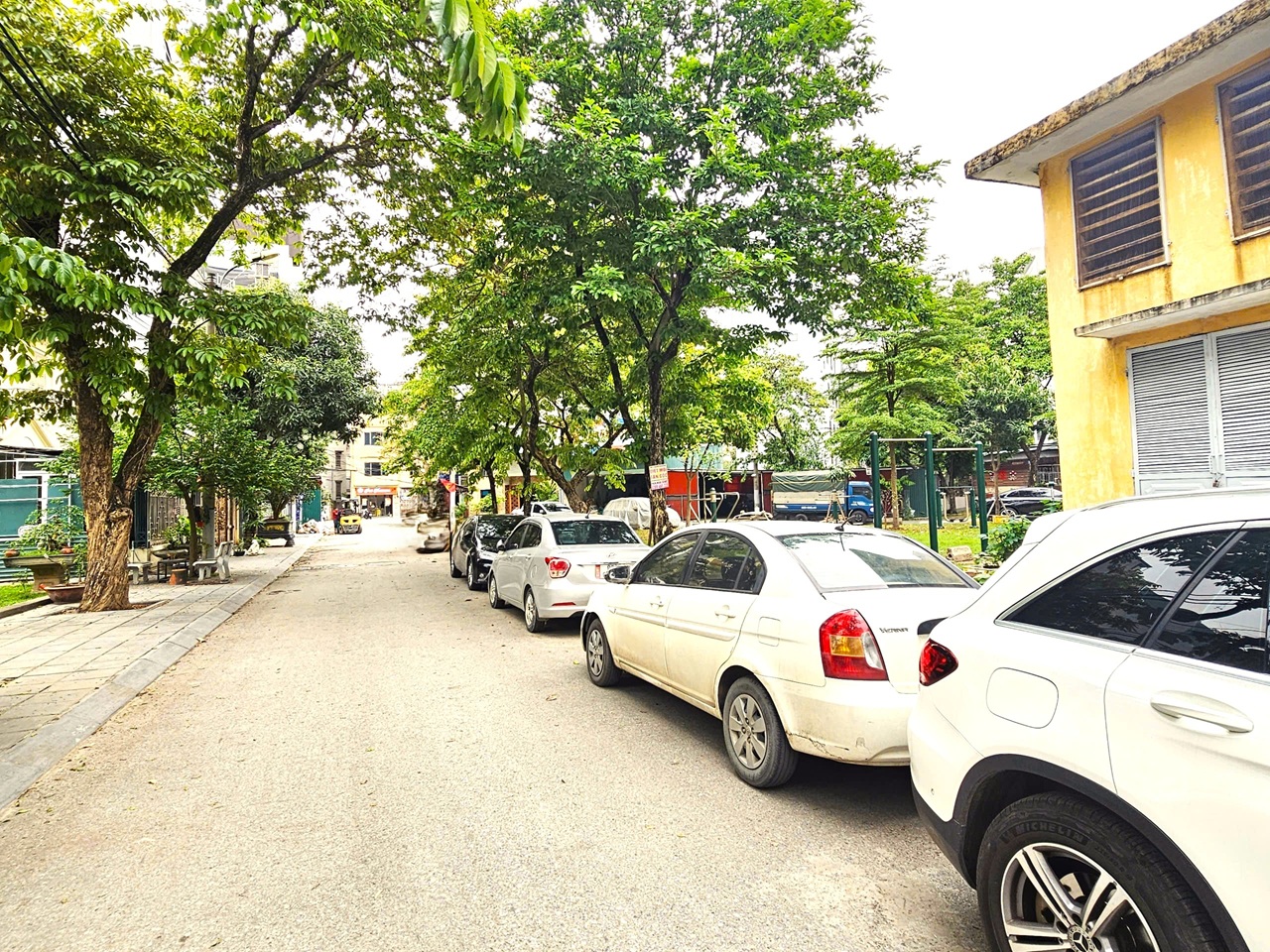 Bán đất phân lô phố Cổ Linh, Thạch Bàn, DT 40m2, MT 3.6m, đường 11m, tiện kinh doanh