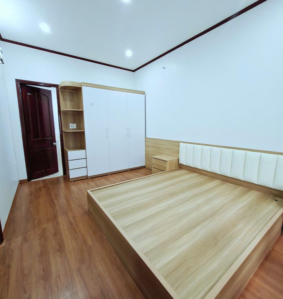 Bán nhà gần Tiểu học Gia Thụy, Bồ Đề, 4 tầng, DT 60m2, MT 8m, 4PN, có thang máy