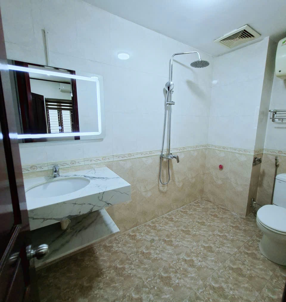Bán nhà gần Tiểu học Gia Thụy, Bồ Đề, 4 tầng, DT 60m2, MT 8m, 4PN, có thang máy