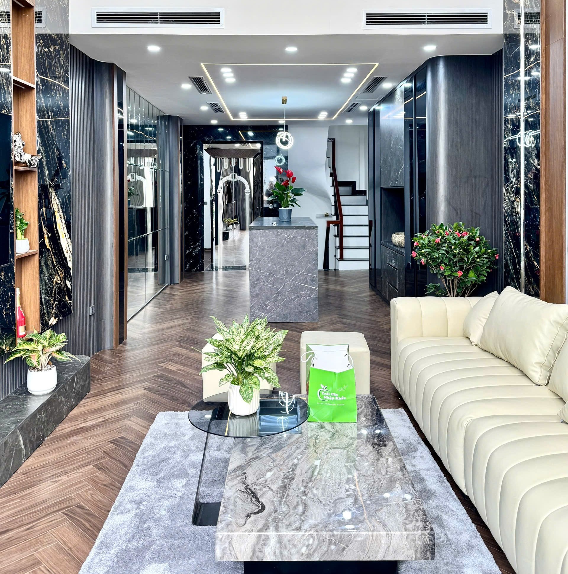 Bán nhà mặt ngõ phố Trạm, gần cầu Vĩnh Tuy, 7 tầng, DT 54m2, MT 4m, tiện kinh doanh