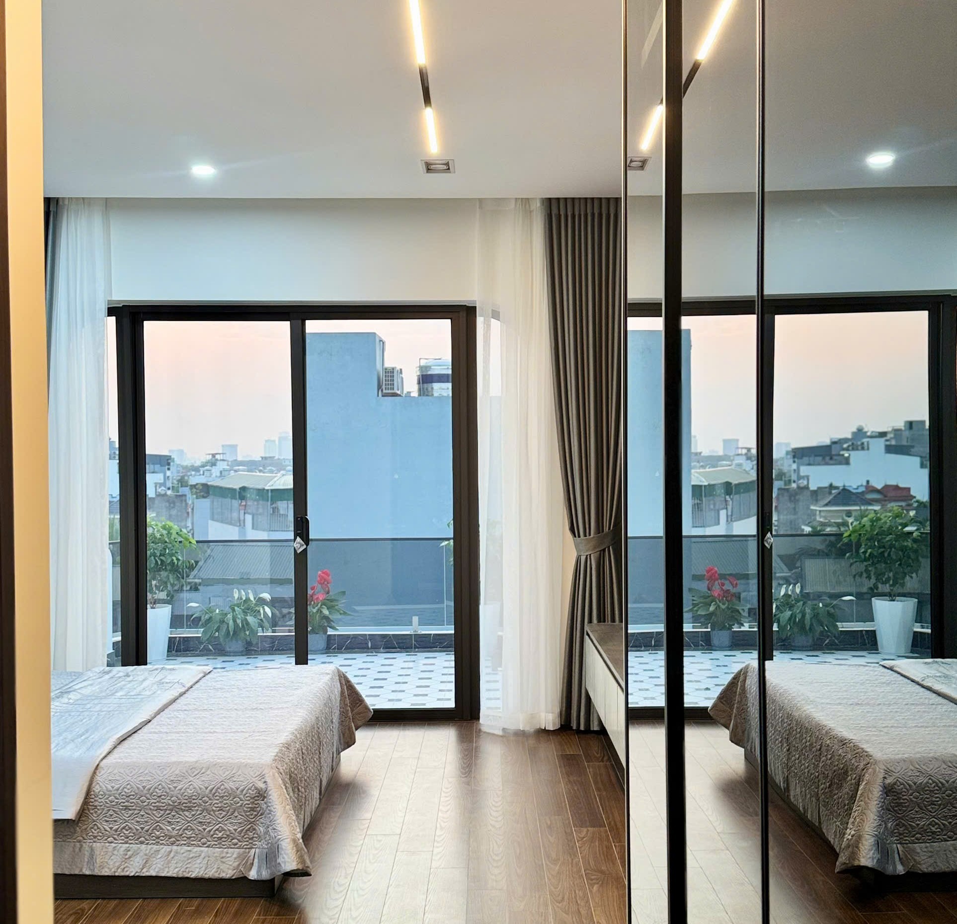 Bán nhà mặt ngõ phố Trạm, gần cầu Vĩnh Tuy, 7 tầng, DT 54m2, MT 4m, tiện kinh doanh