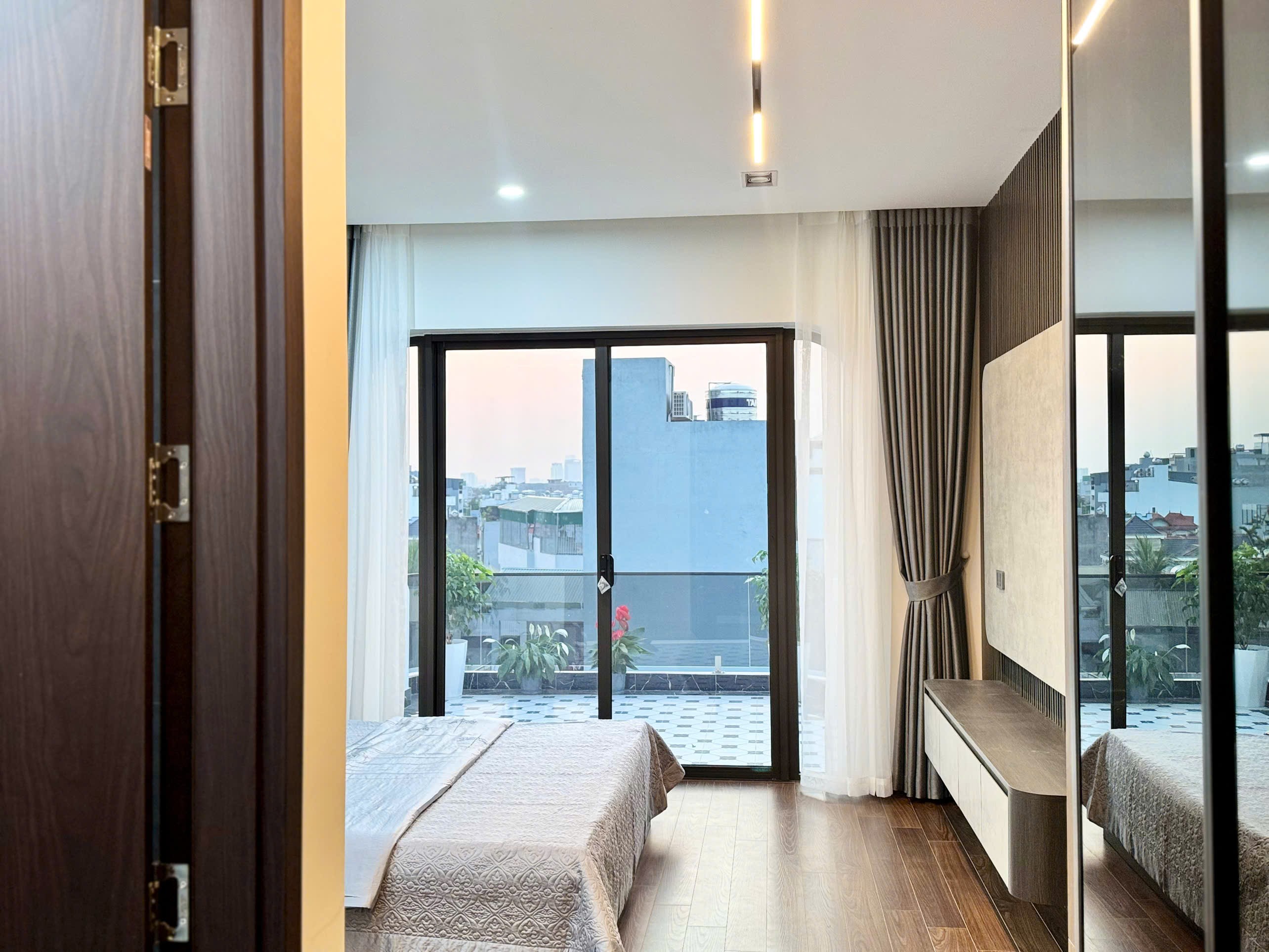 Bán nhà mặt ngõ phố Trạm, gần cầu Vĩnh Tuy, 7 tầng, DT 54m2, MT 4m, tiện kinh doanh