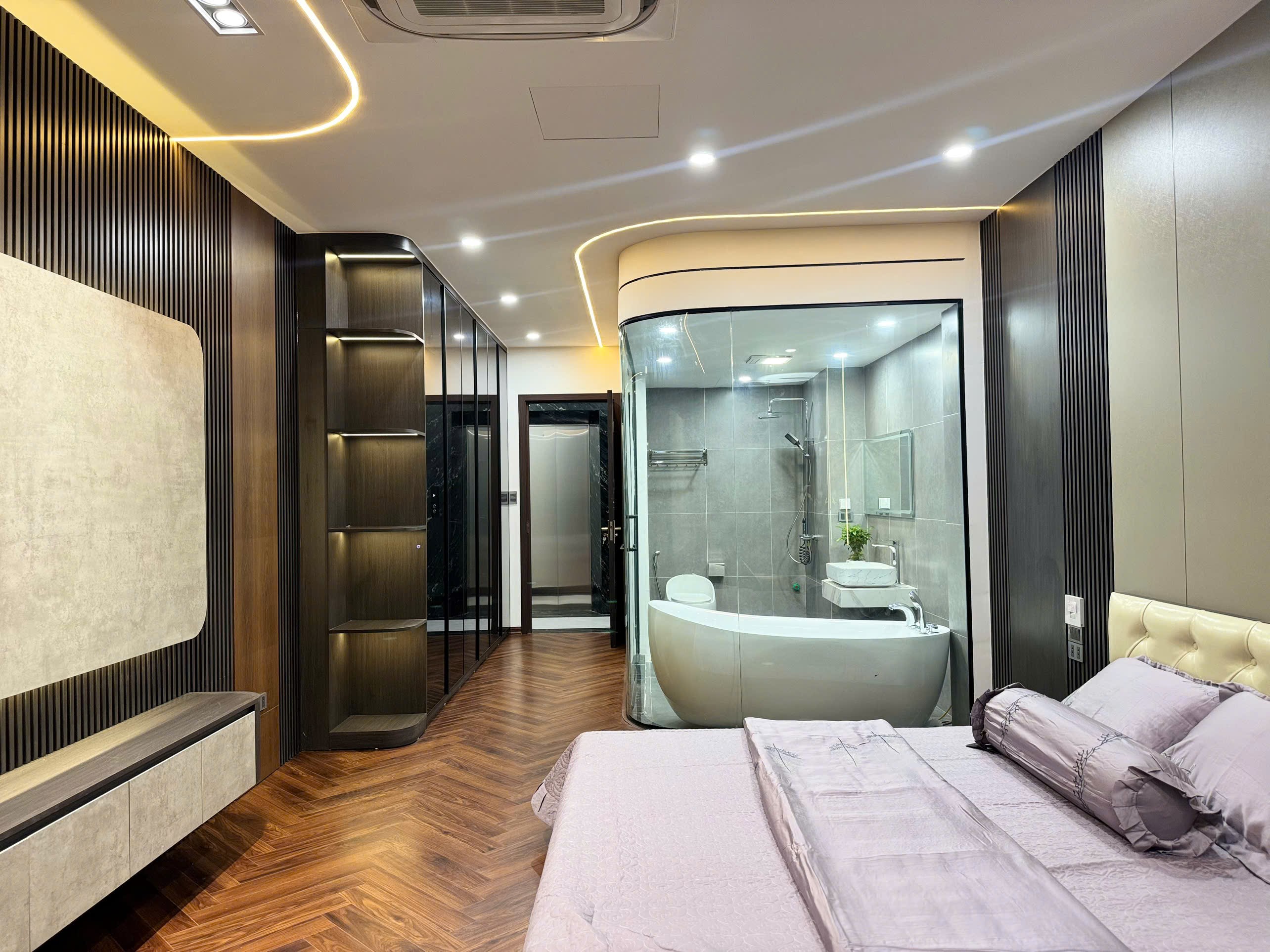 Bán nhà mặt ngõ phố Trạm, gần cầu Vĩnh Tuy, 7 tầng, DT 54m2, MT 4m, tiện kinh doanh
