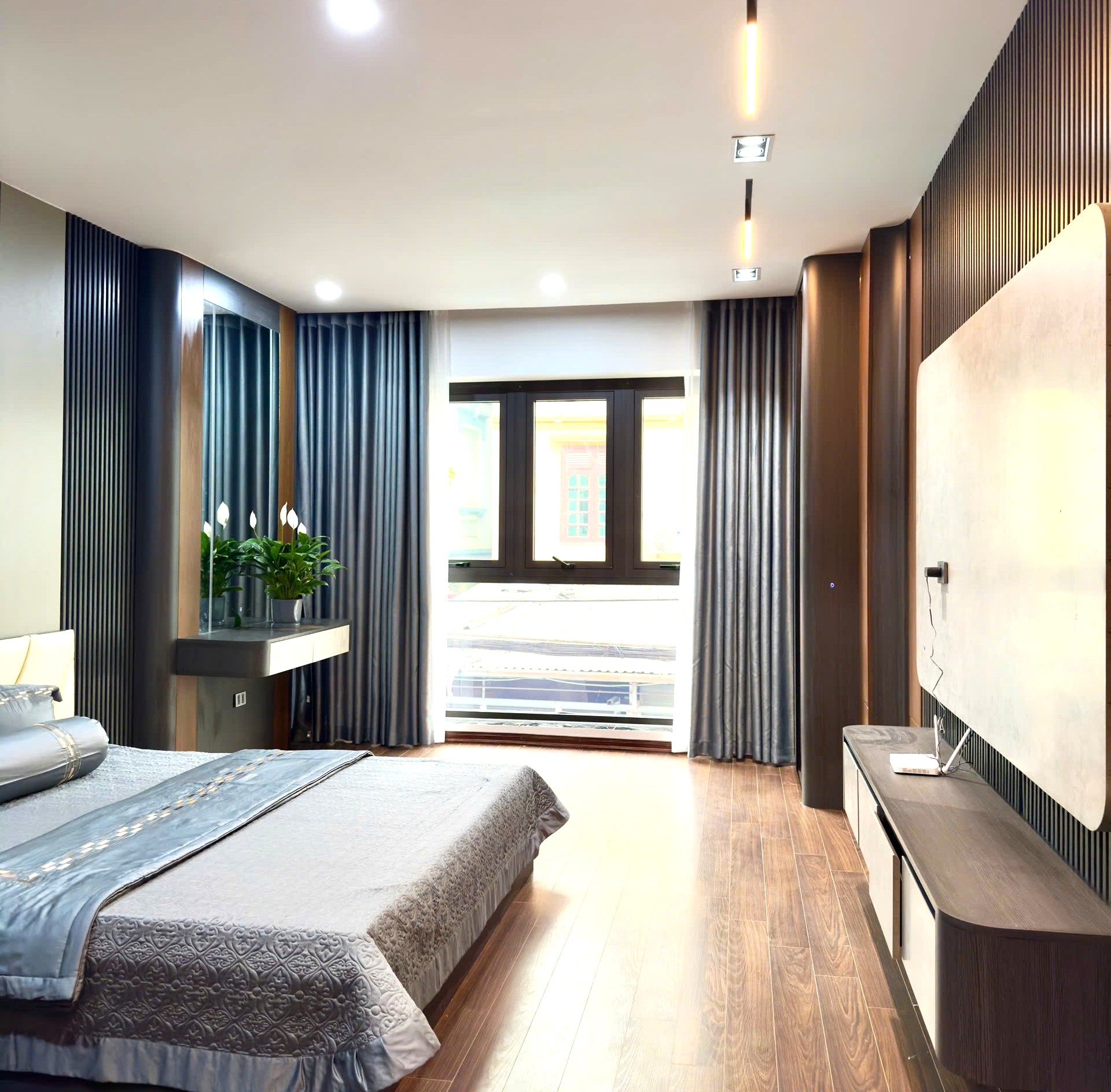 Bán nhà mặt ngõ phố Trạm, gần cầu Vĩnh Tuy, 7 tầng, DT 54m2, MT 4m, tiện kinh doanh