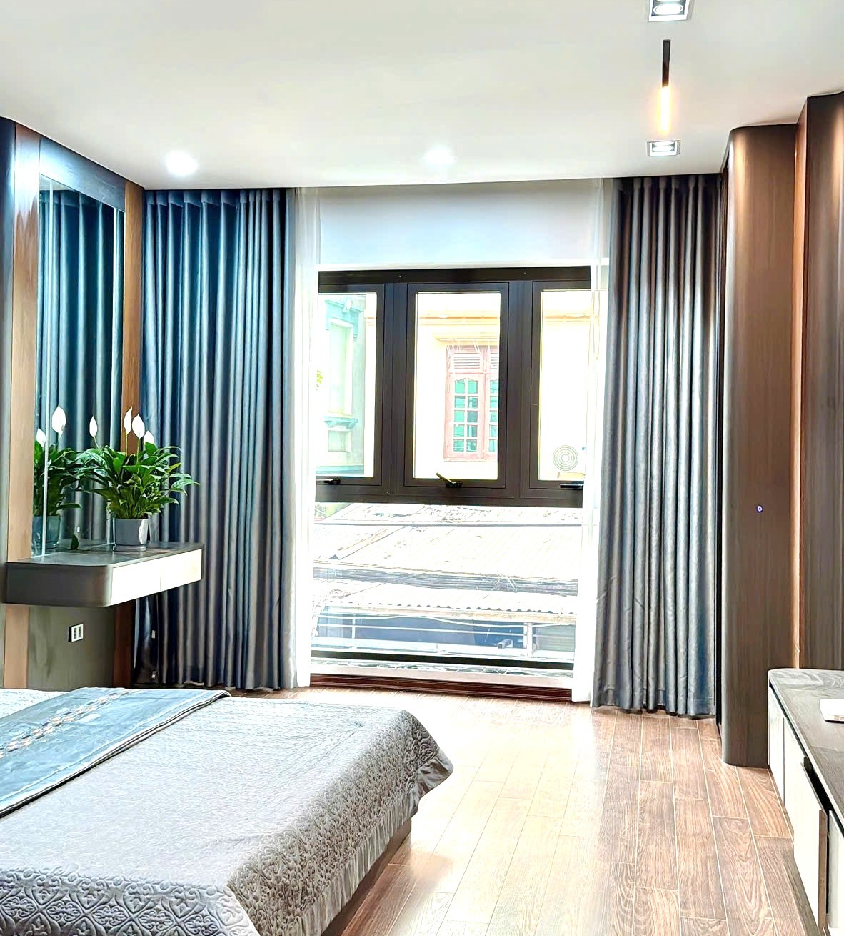 Bán nhà mặt ngõ phố Trạm, gần cầu Vĩnh Tuy, 7 tầng, DT 54m2, MT 4m, tiện kinh doanh
