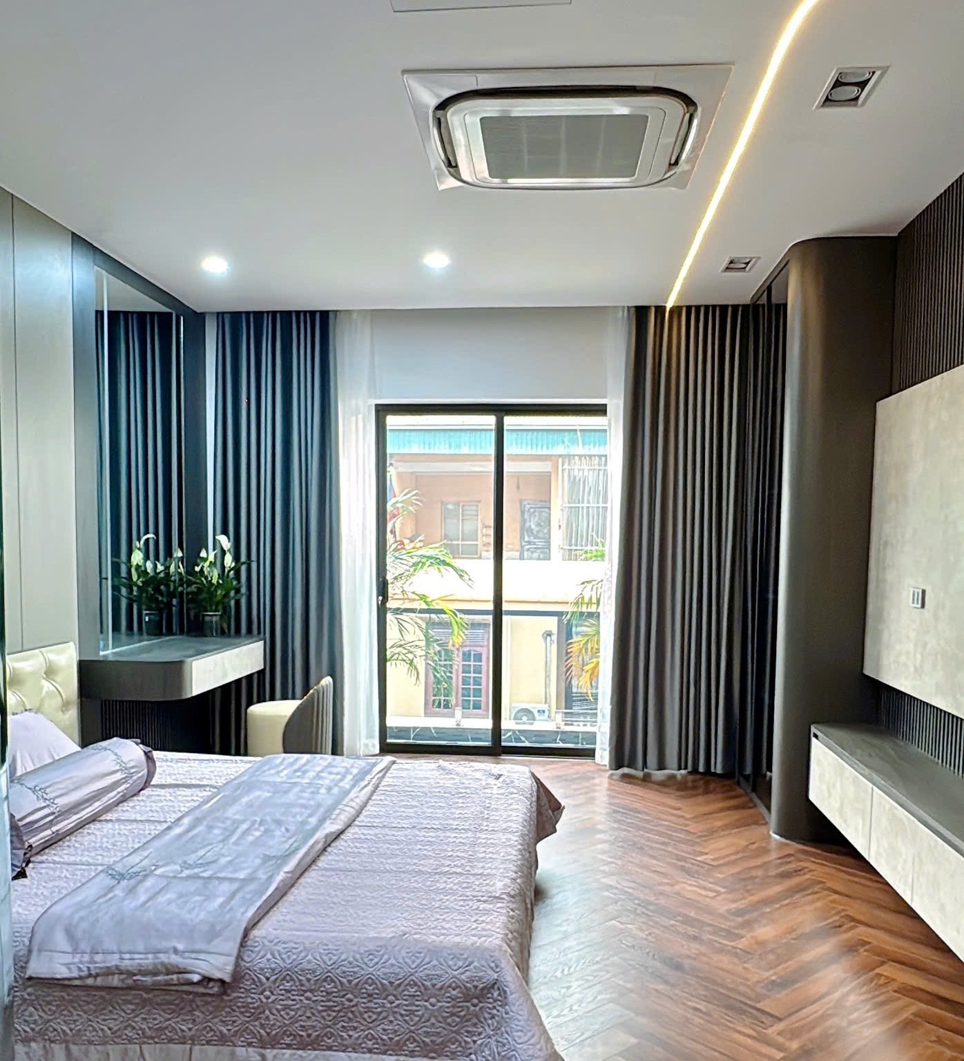Bán nhà mặt ngõ phố Trạm, gần cầu Vĩnh Tuy, 7 tầng, DT 54m2, MT 4m, tiện kinh doanh