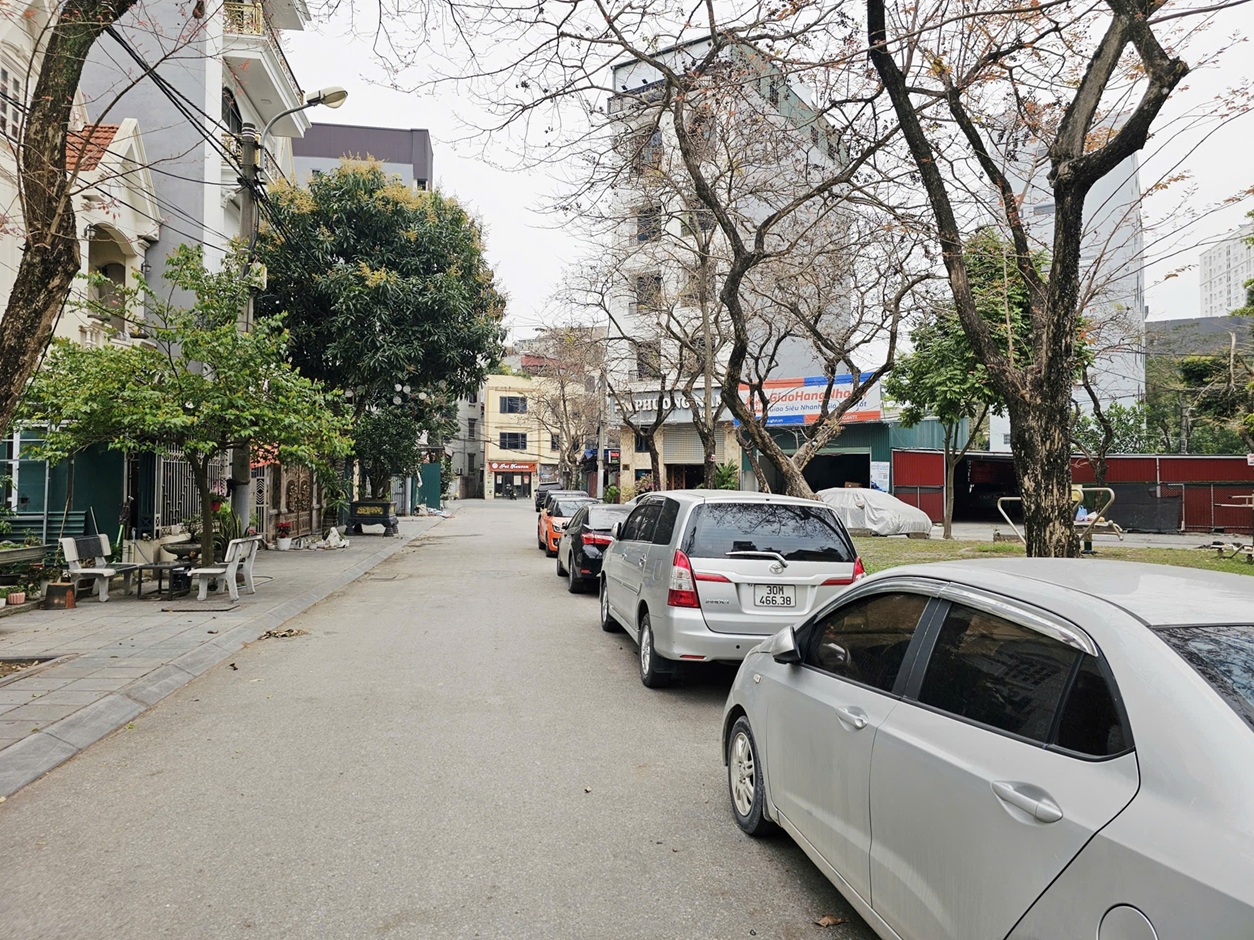 Bán nhà phân lô phố Cổ Linh, Thạch Bàn, 5 tầng, DT 40m2, MT 3.6m, 3PN, đường 11m