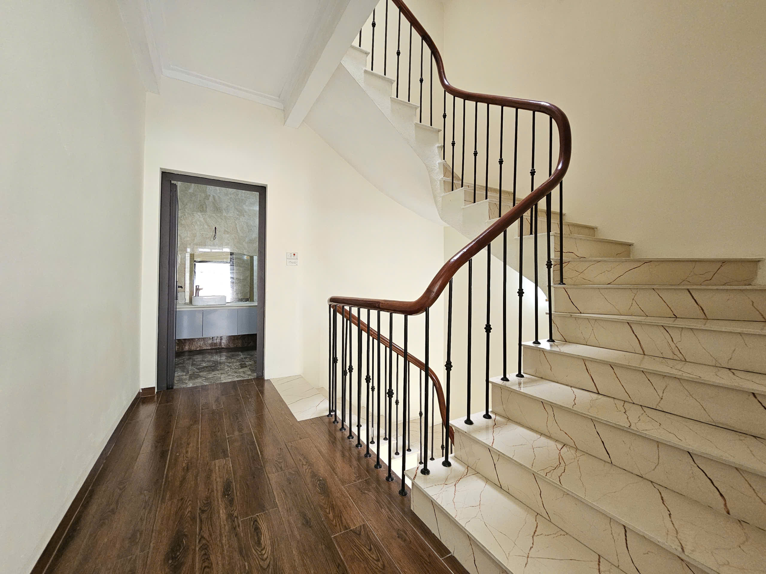 Bán nhà phân lô phố Cổ Linh, Thạch Bàn, 5 tầng, DT 40m2, MT 3.6m, 3PN, đường 11m