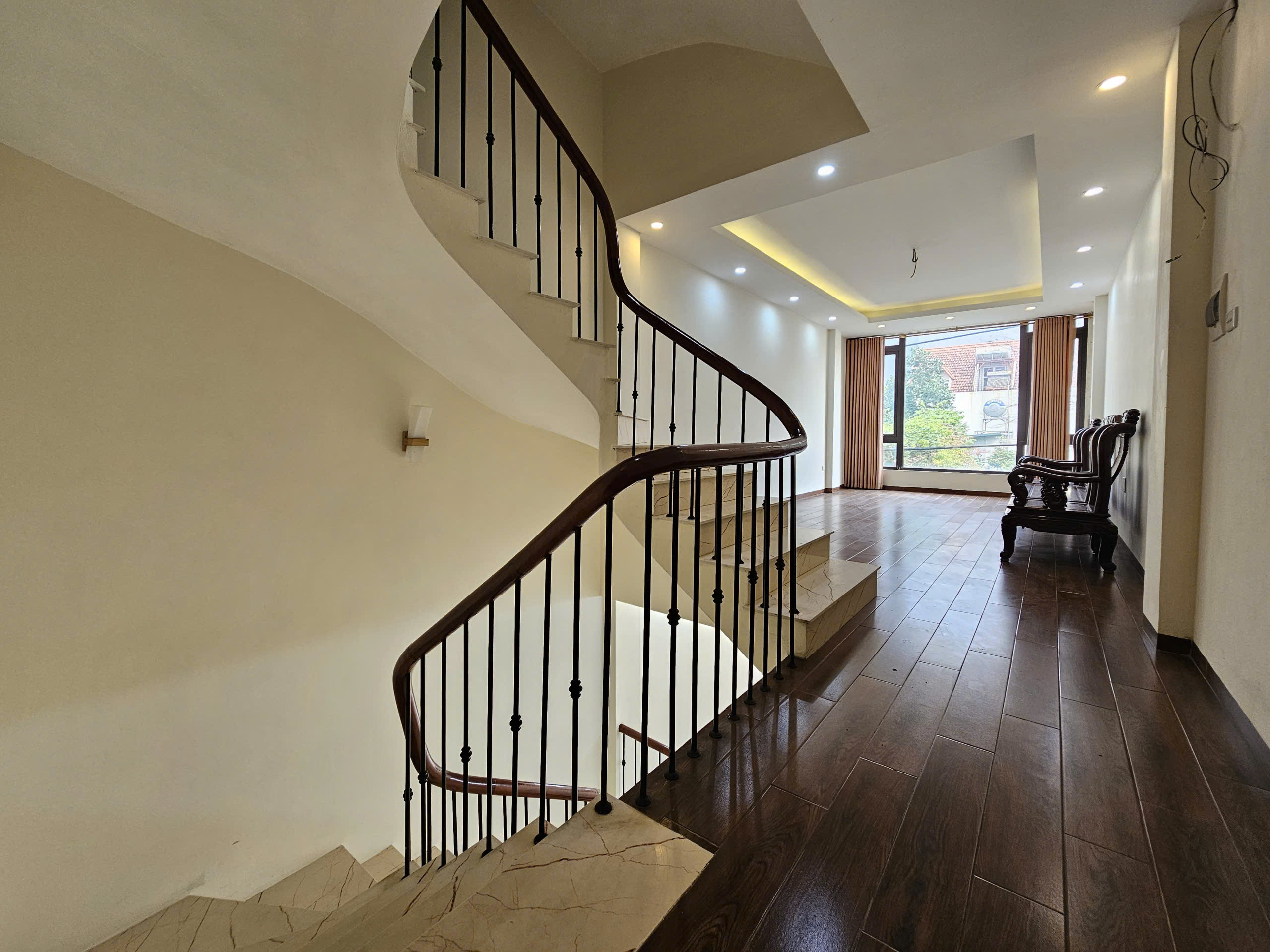 Bán nhà phân lô phố Cổ Linh, Thạch Bàn, 5 tầng, DT 40m2, MT 3.6m, 3PN, đường 11m