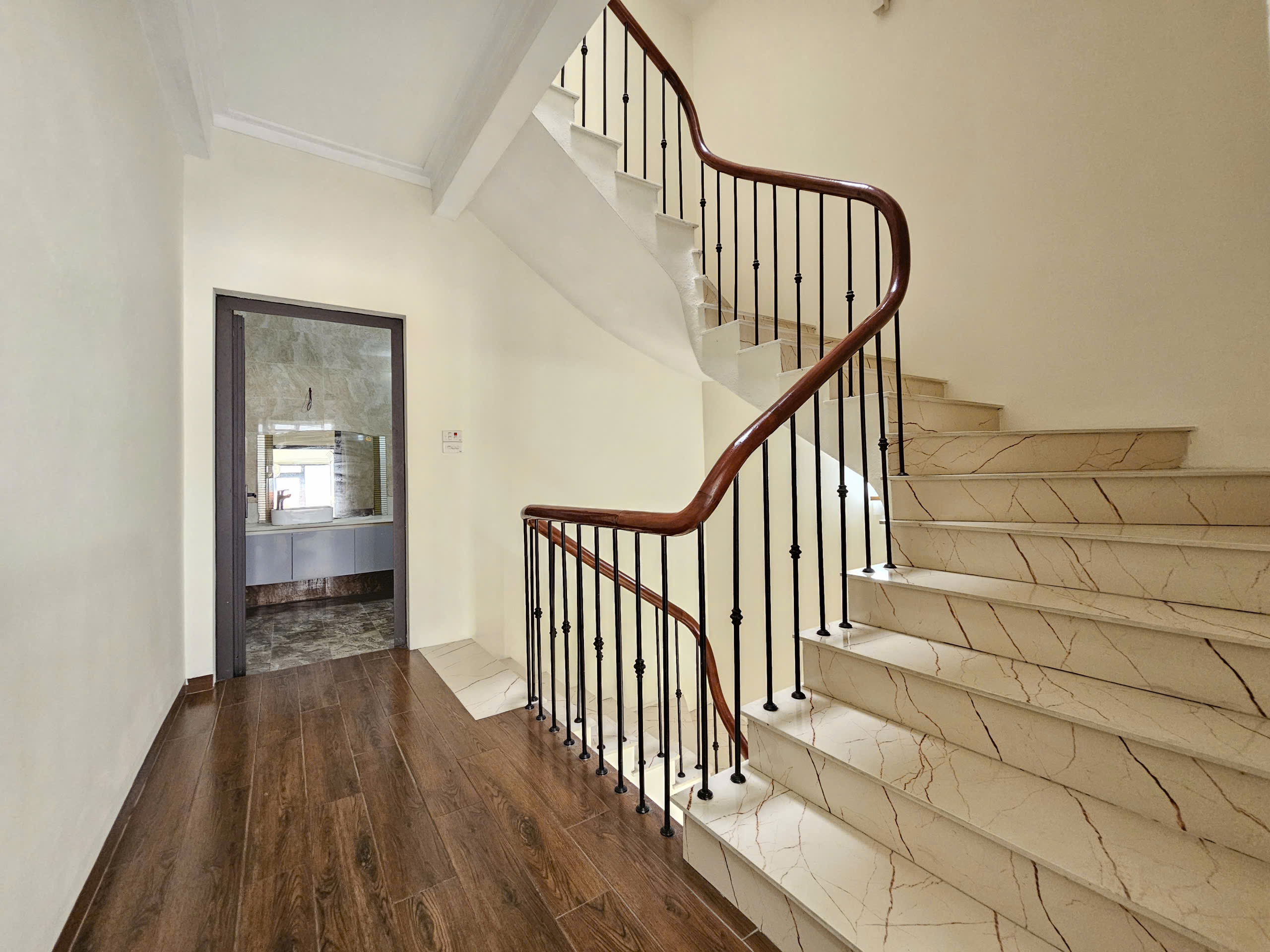 Bán nhà phân lô phố Cổ Linh, Thạch Bàn, 5 tầng, DT 40m2, MT 3.6m, 3PN, đường 11m